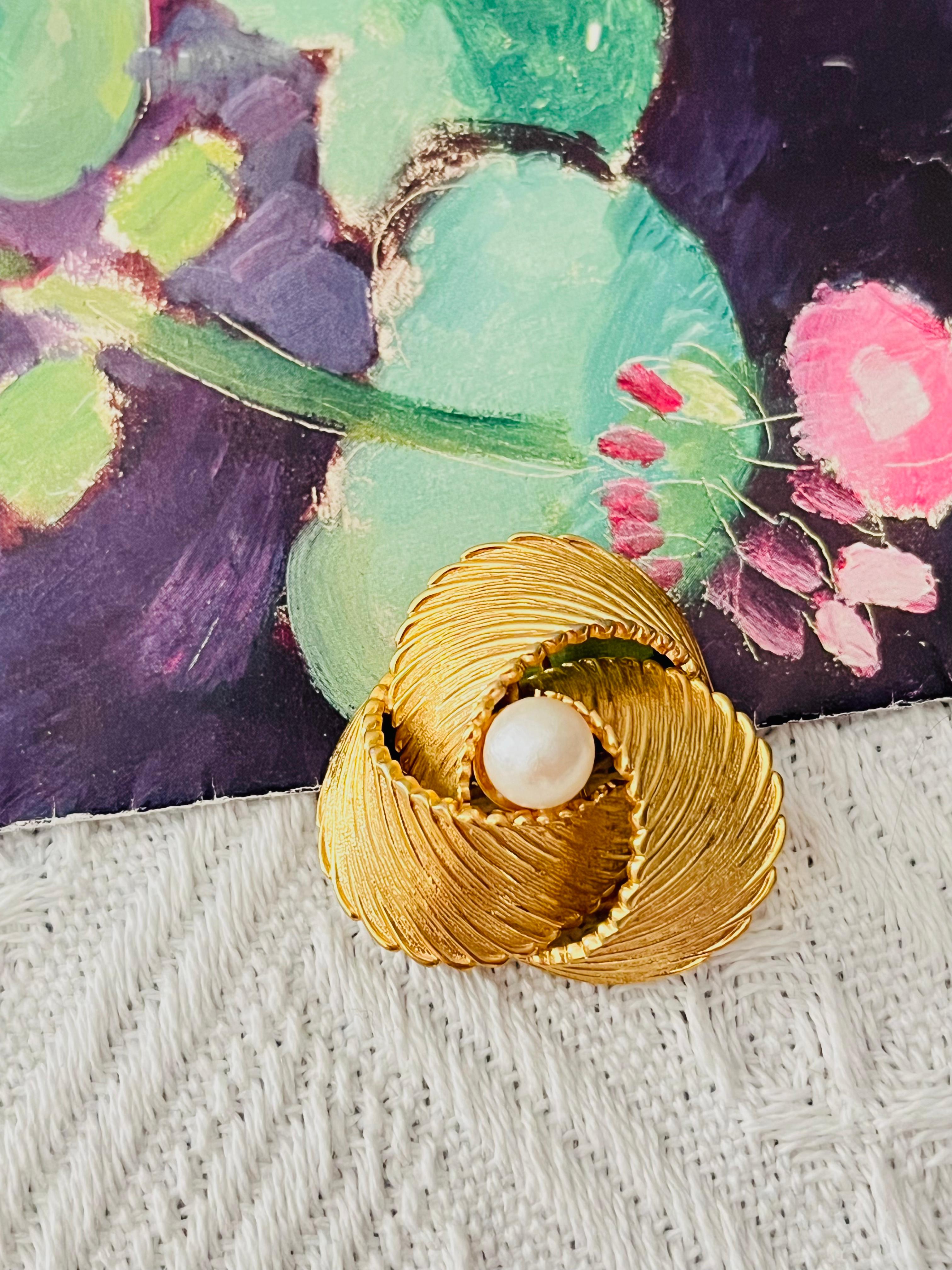 Christian Dior GROSSE 1967 Broche Vintage Trío Espiral Blanco Perla Redonda Art Decó en venta