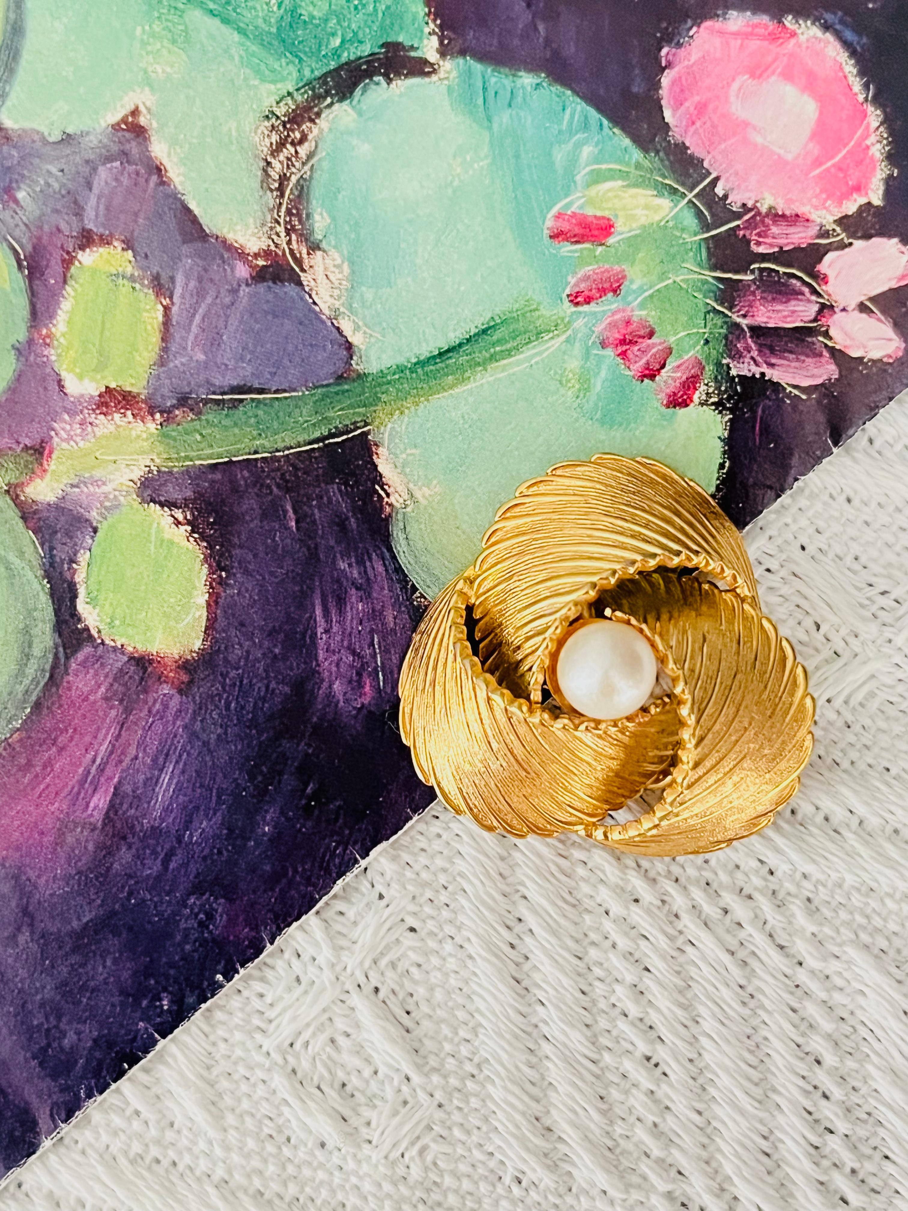 Christian Dior GROSSE 1967 Broche Vintage Trío Espiral Blanco Perla Redonda en Excelente estado para la venta en Wokingham, England