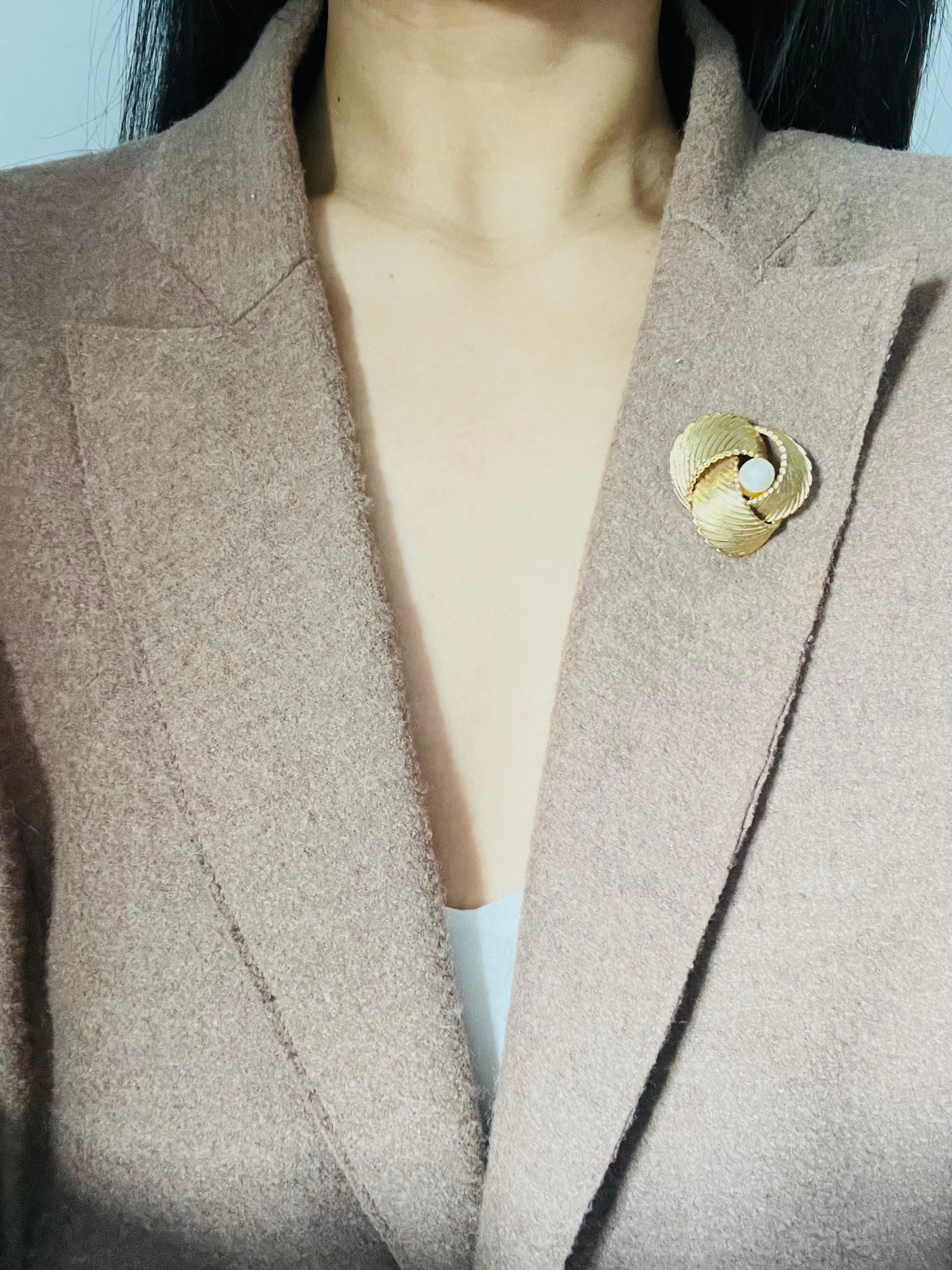 Femenino o masculino Christian Dior GROSSE 1967 Broche Vintage Trío Espiral Blanco Perla Redonda en venta