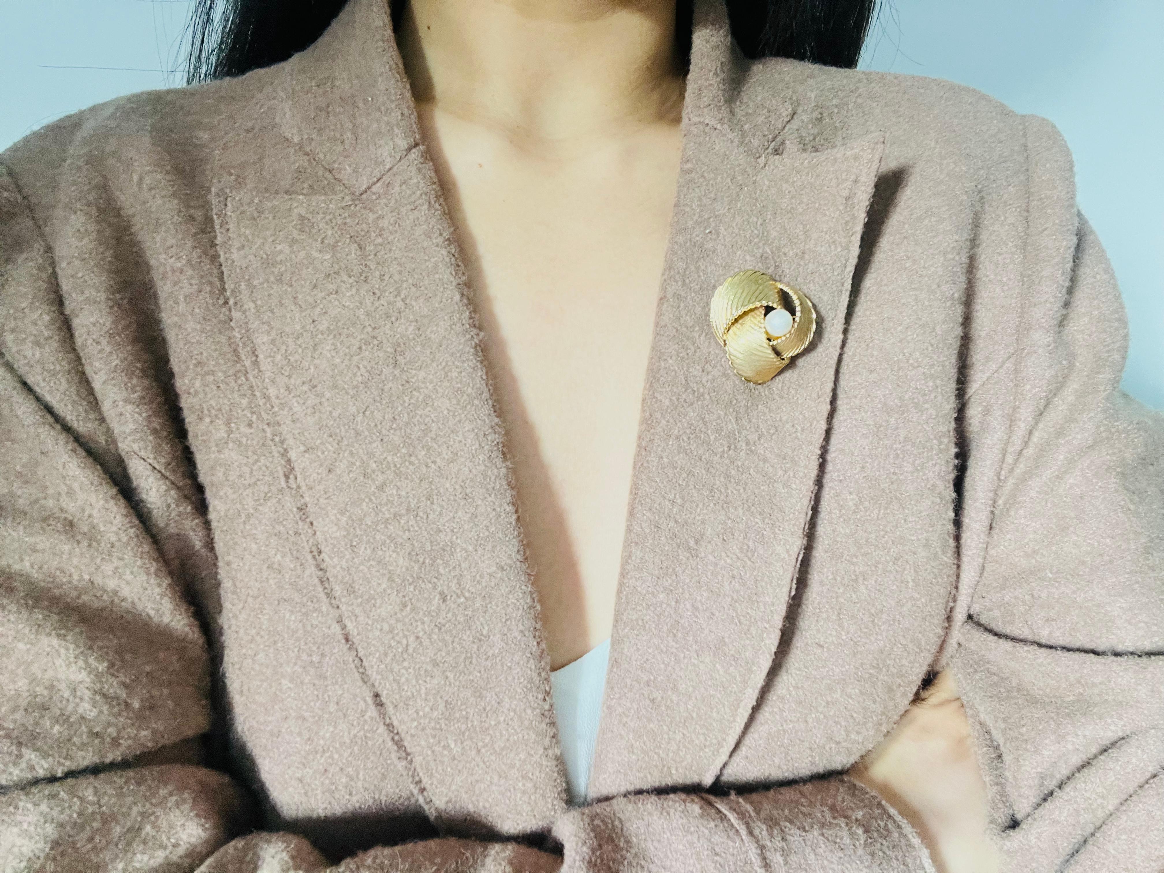 Christian Dior GROSSE 1967 Broche Vintage Trío Espiral Blanco Perla Redonda en venta 1