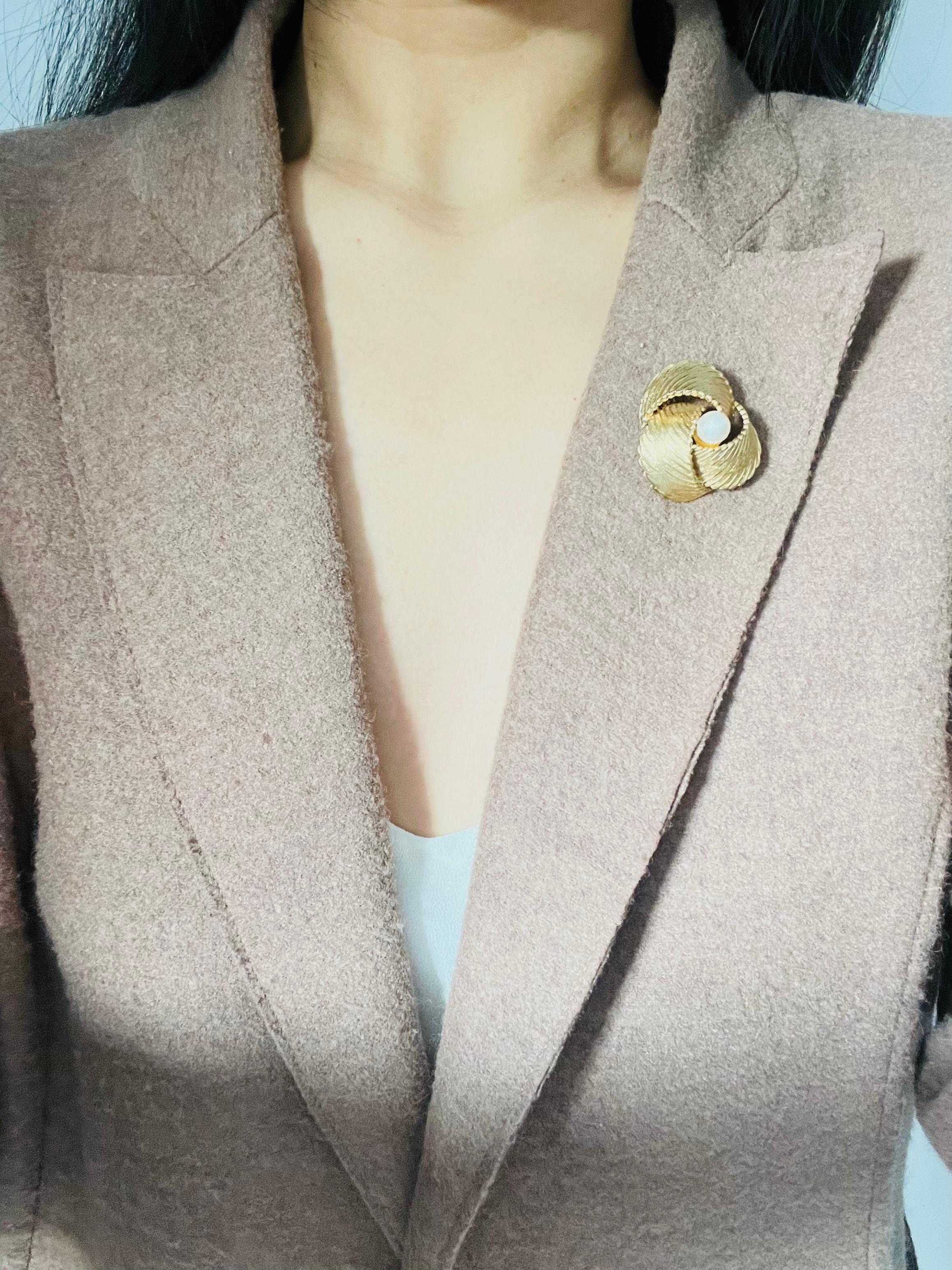 Christian Dior GROSSE 1967 Broche Vintage Trío Espiral Blanco Perla Redonda en venta 2