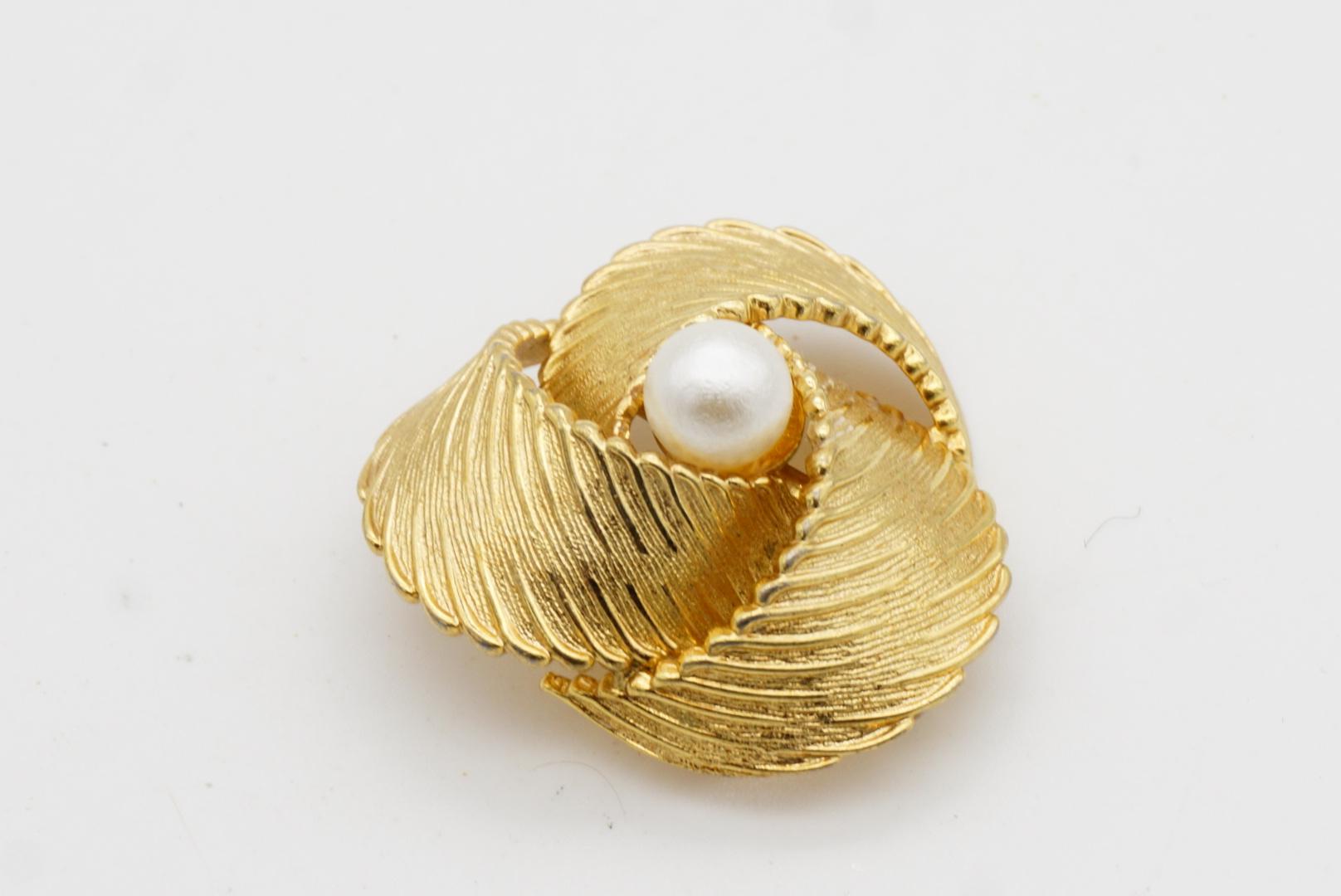 Christian Dior GROSSE 1967 Broche Vintage Trío Espiral Blanco Perla Redonda en venta 4