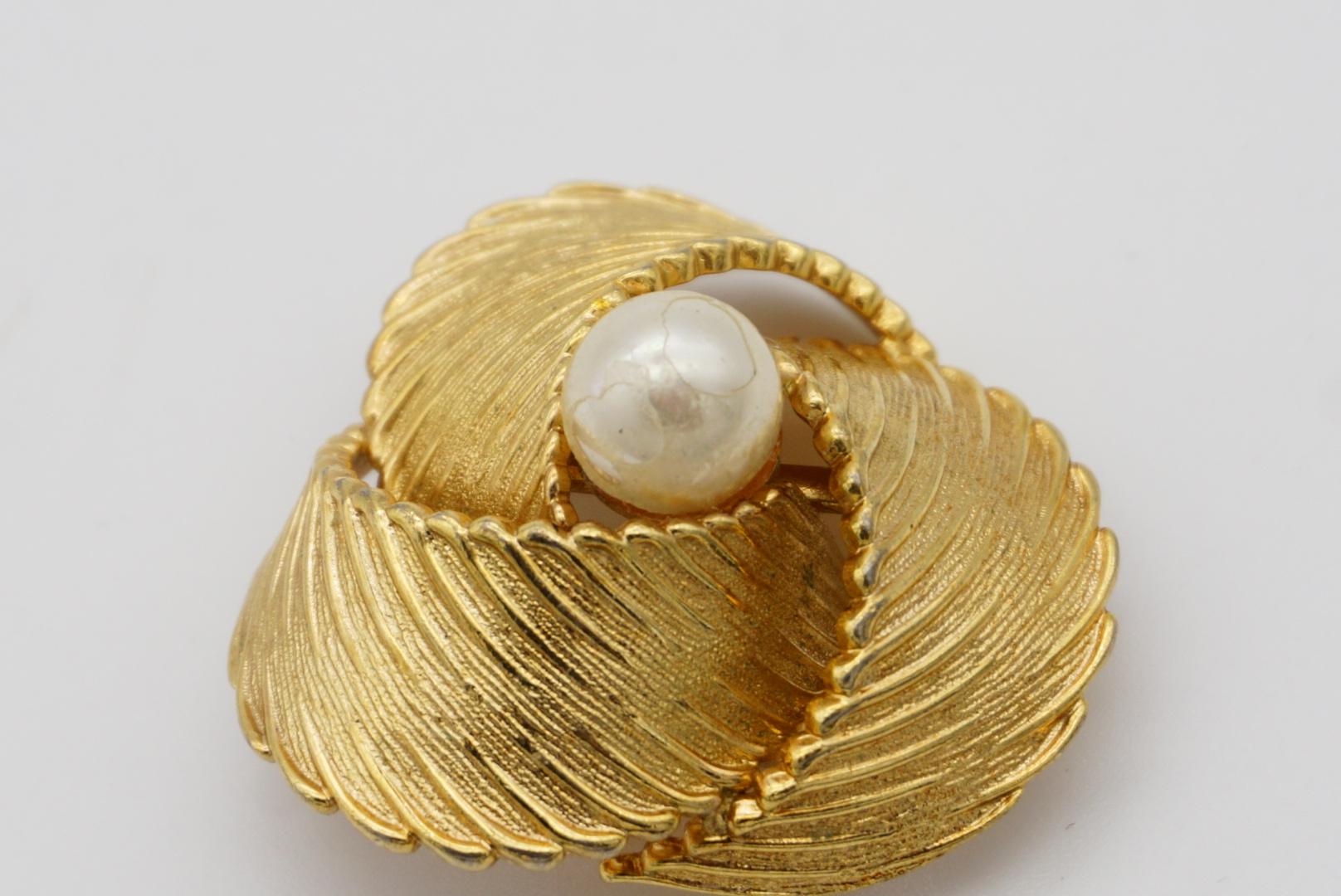 Christian Dior GROSSE Broche vintage torsadée en or et perles rondes blanches en forme de spirale, 1967 en vente 5