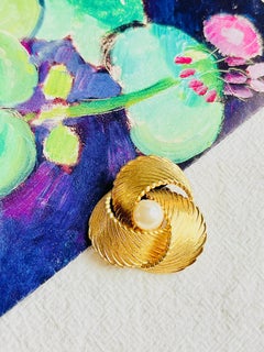 Christian Dior GROSSE 1967 Vintage Twist Spiral White Round Pearl Gold Brooch
