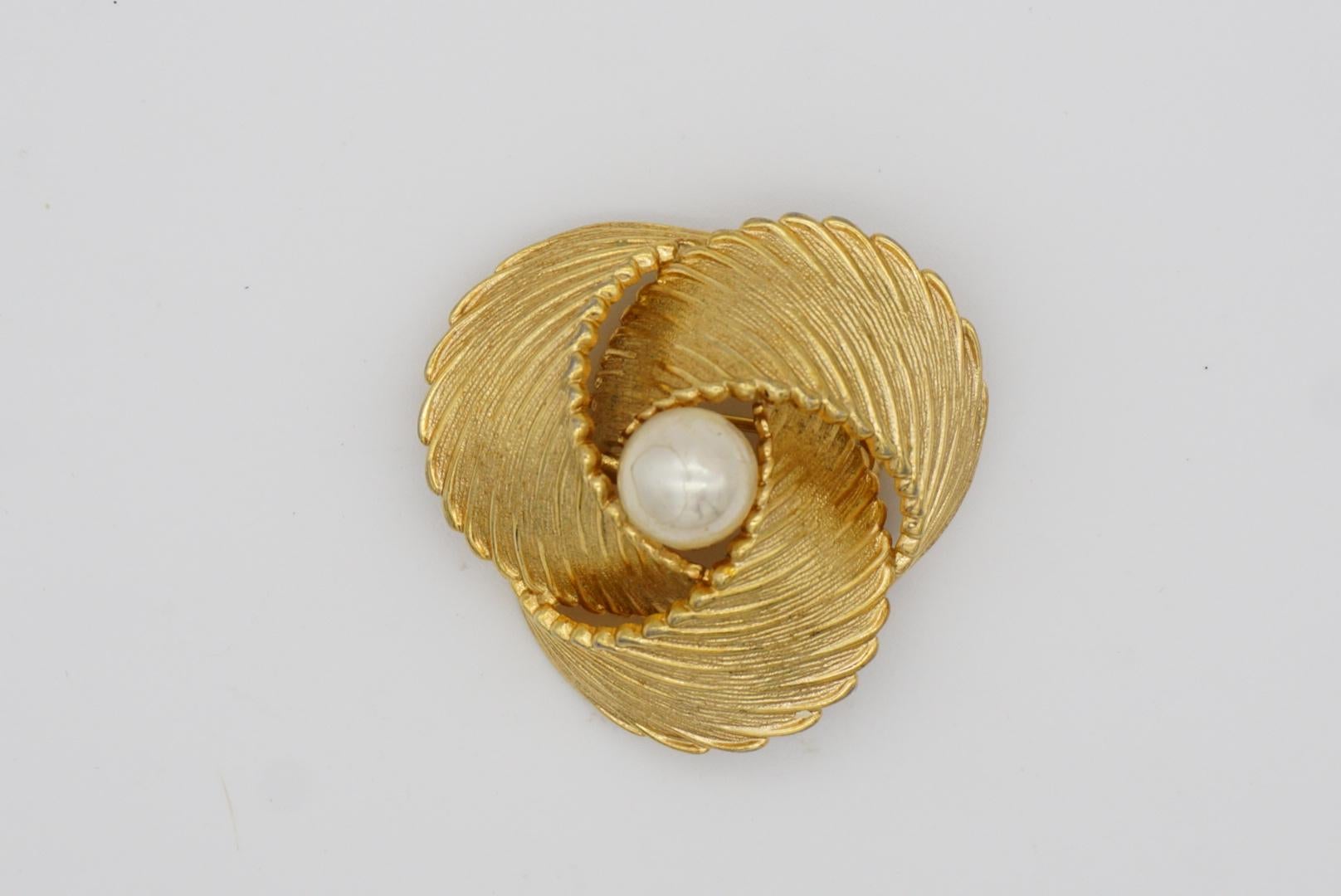 Christian Dior GROSSE Broche vintage torsadée en or et perles rondes blanches en forme de spirale, 1967 en vente 3