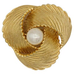 Christian Dior GROSSE Broche vintage torsadée en or et perles rondes blanches en forme de spirale, 1967