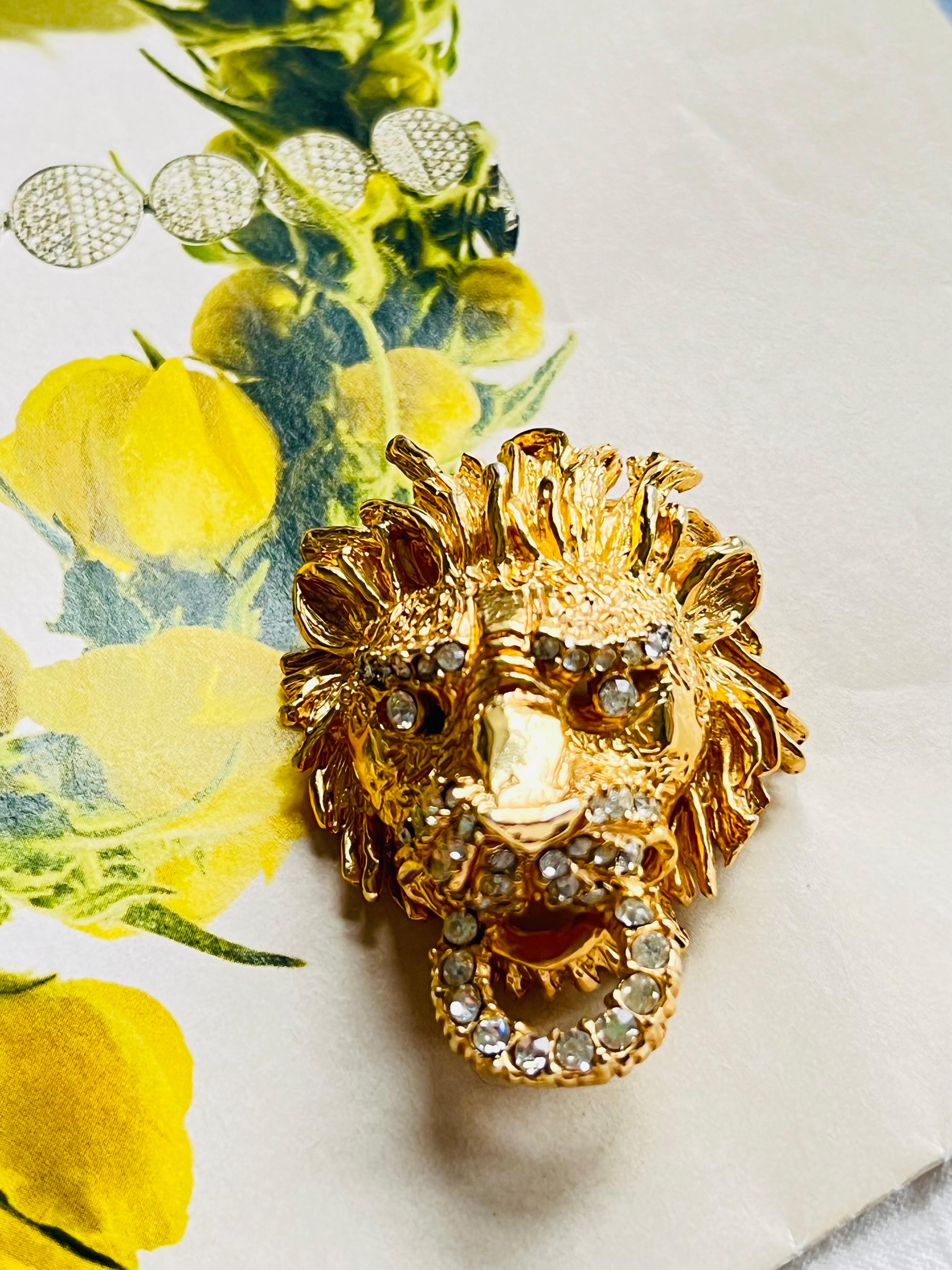 Christian Dior GROSSE 1967 Vintage Vivid 3D Lion Head Knocker Crystals Brooch In Good Condition For Sale In Wokingham, England