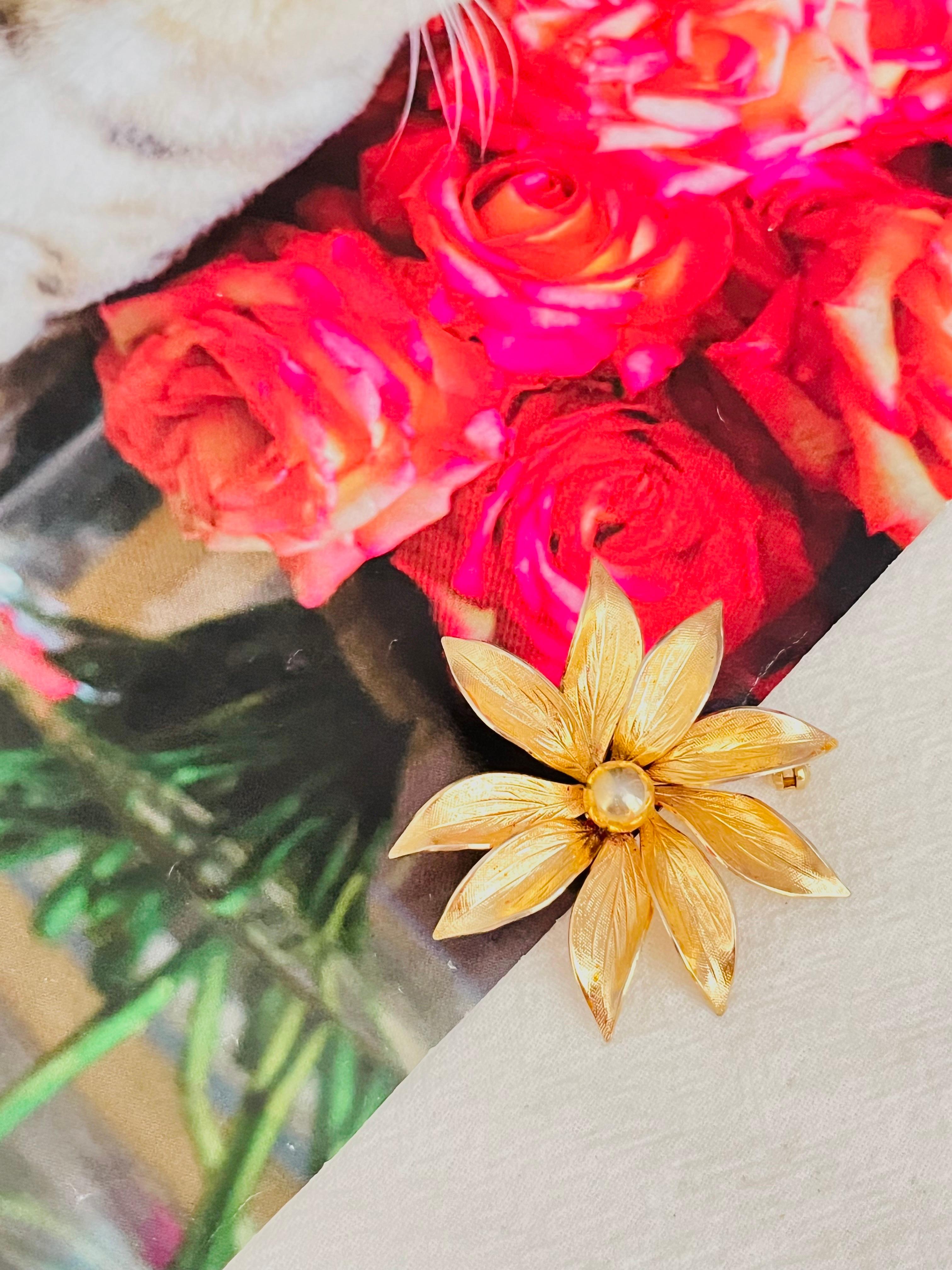 Christian Dior GROSSE 1967 Vintage Vivid Flourish Blossom Flower Leaf Elegant Brooch, Gold Plated

Very good condition. Light scratches or colour loss, some light red spots on the surface, hardly see when wear it. 

This is gold plated stylised