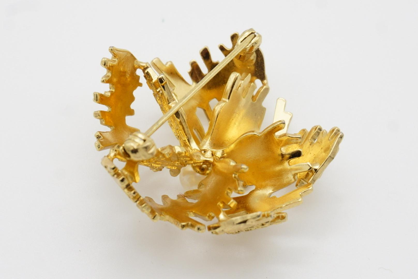 Christian Dior GROSSE 1967 White Pearl Pentagon Openwork Modernist Dome Brooch For Sale 7