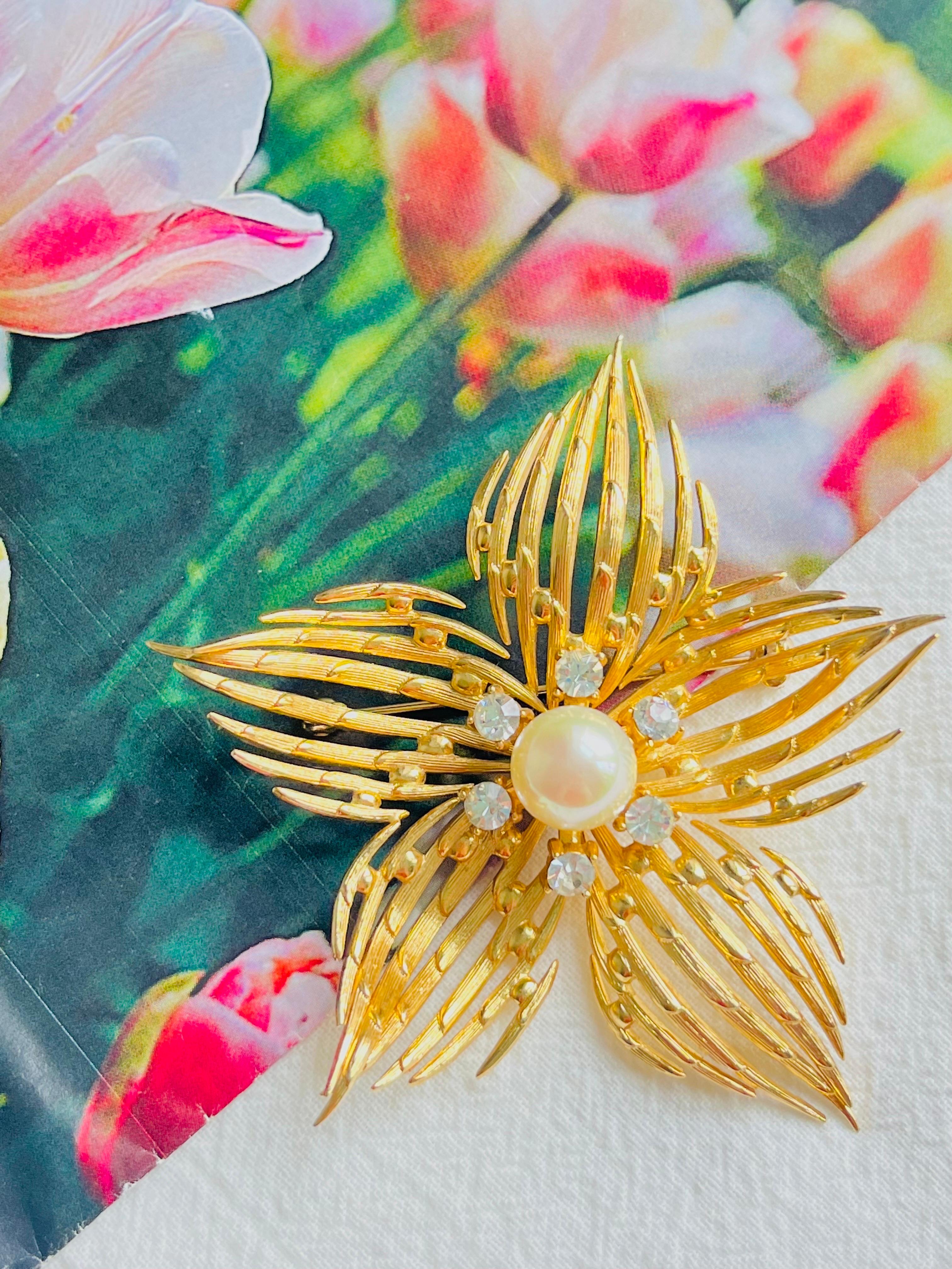 Christian Dior GROSSE 1968 Vintage Huge 3D Vivid Curled Openwork Flower Pentagram White Pearl Crystals Brooch, Gold Tone

Très bon état. Signé au dos. Rare à trouver. 100% authentique. 

MATERIAL : Métal doré, strass, fausses perles.

Taille : 7,5