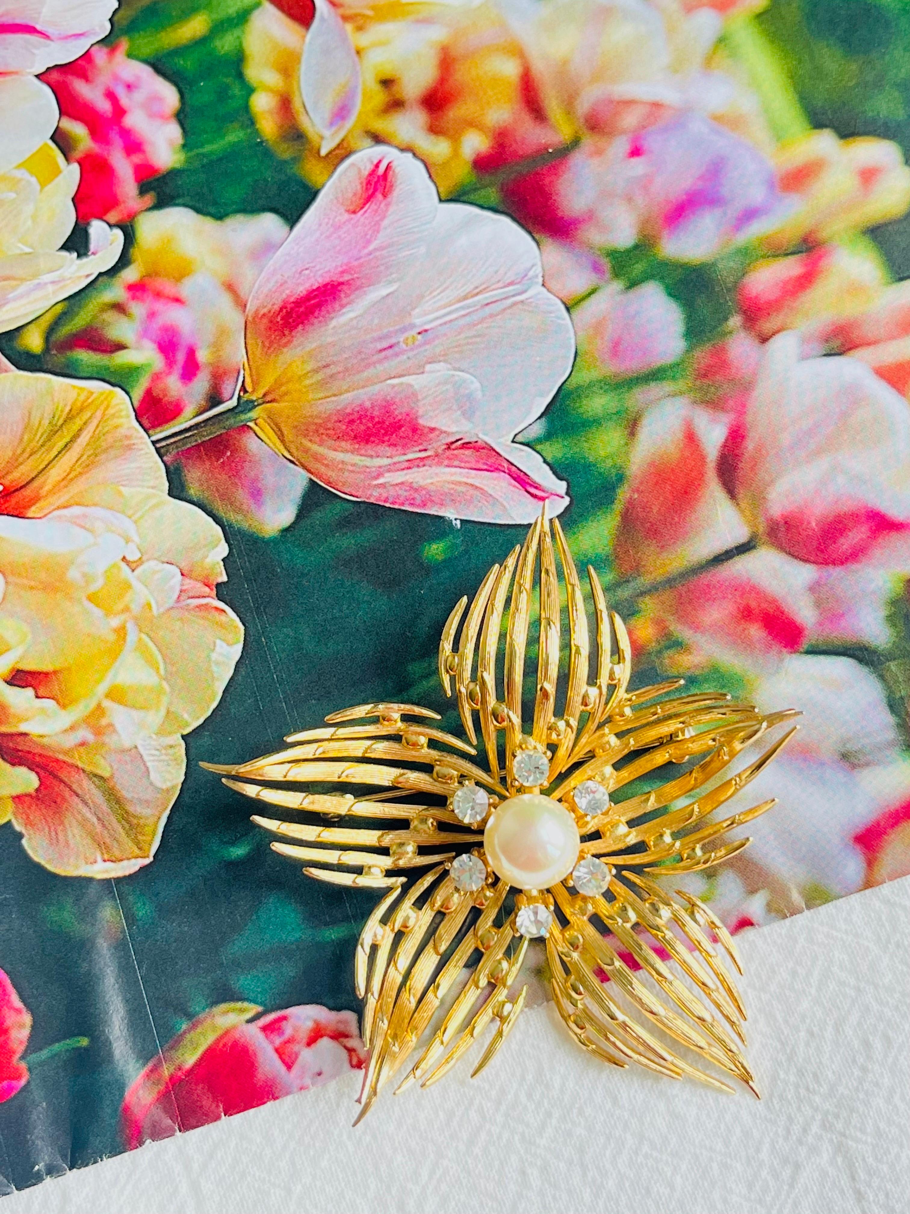 Art déco Christian Dior GROSSE, grande broche ajourée avec pendentif de fleurs en perles et cristaux, 1968 en vente