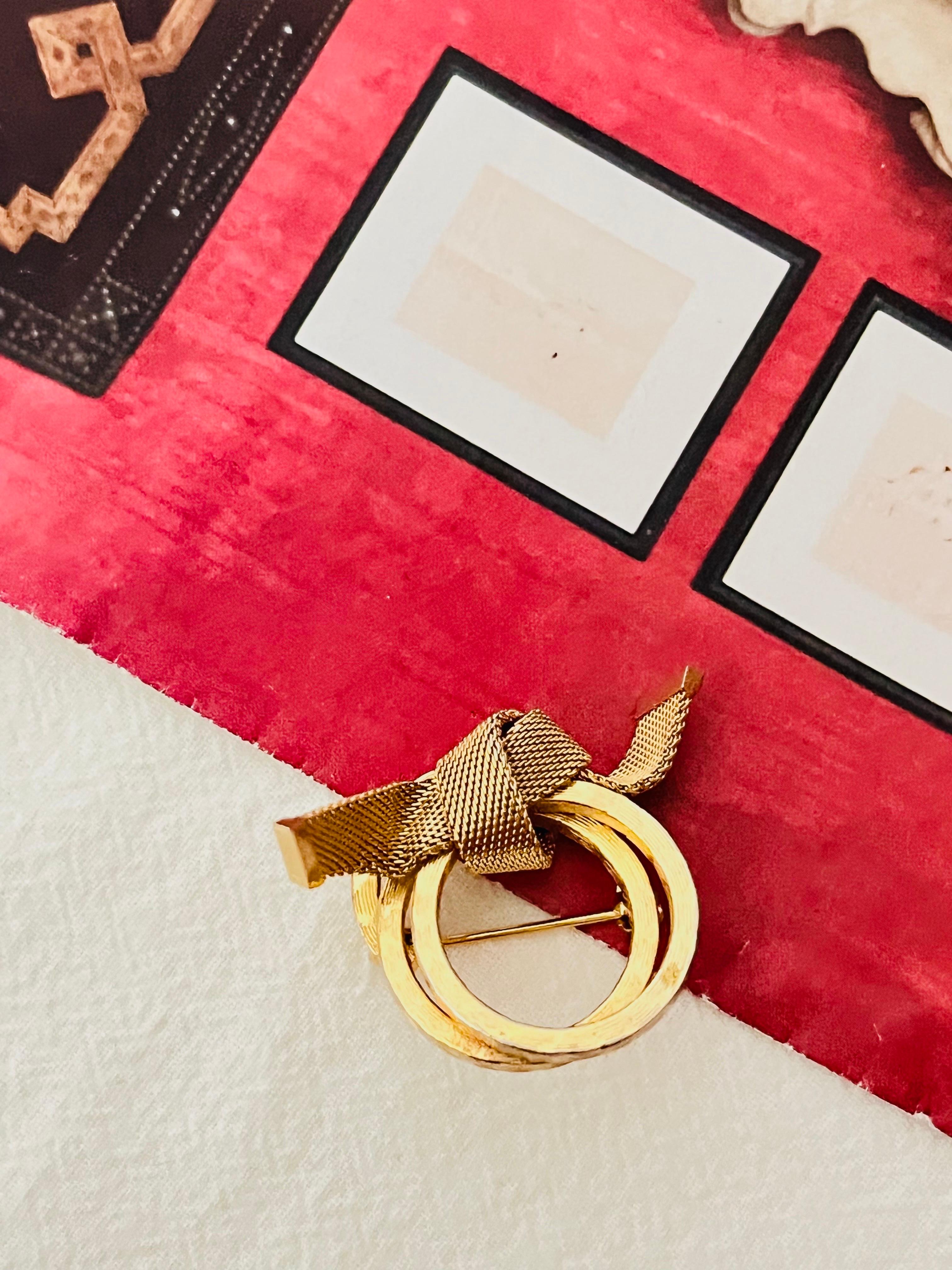 Art Deco Christian Dior GROSSE 1968 Trio Layer Circle Hoop Mesh Ribbon Knot Bow Brooch For Sale