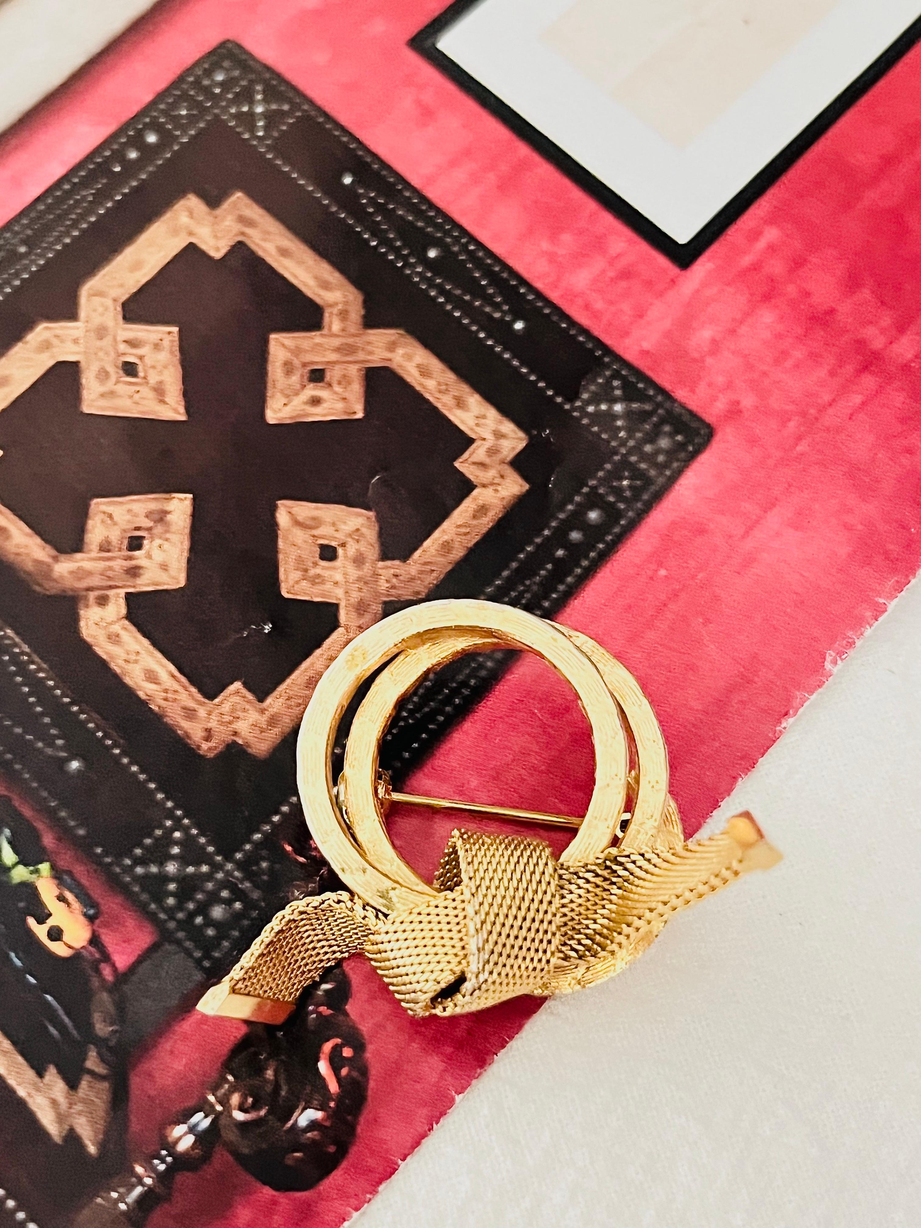 Christian Dior GROSSE 1968 Trio Layer Circle Hoop Mesh Ribbon Knot Bow Brooch In Excellent Condition For Sale In Wokingham, England