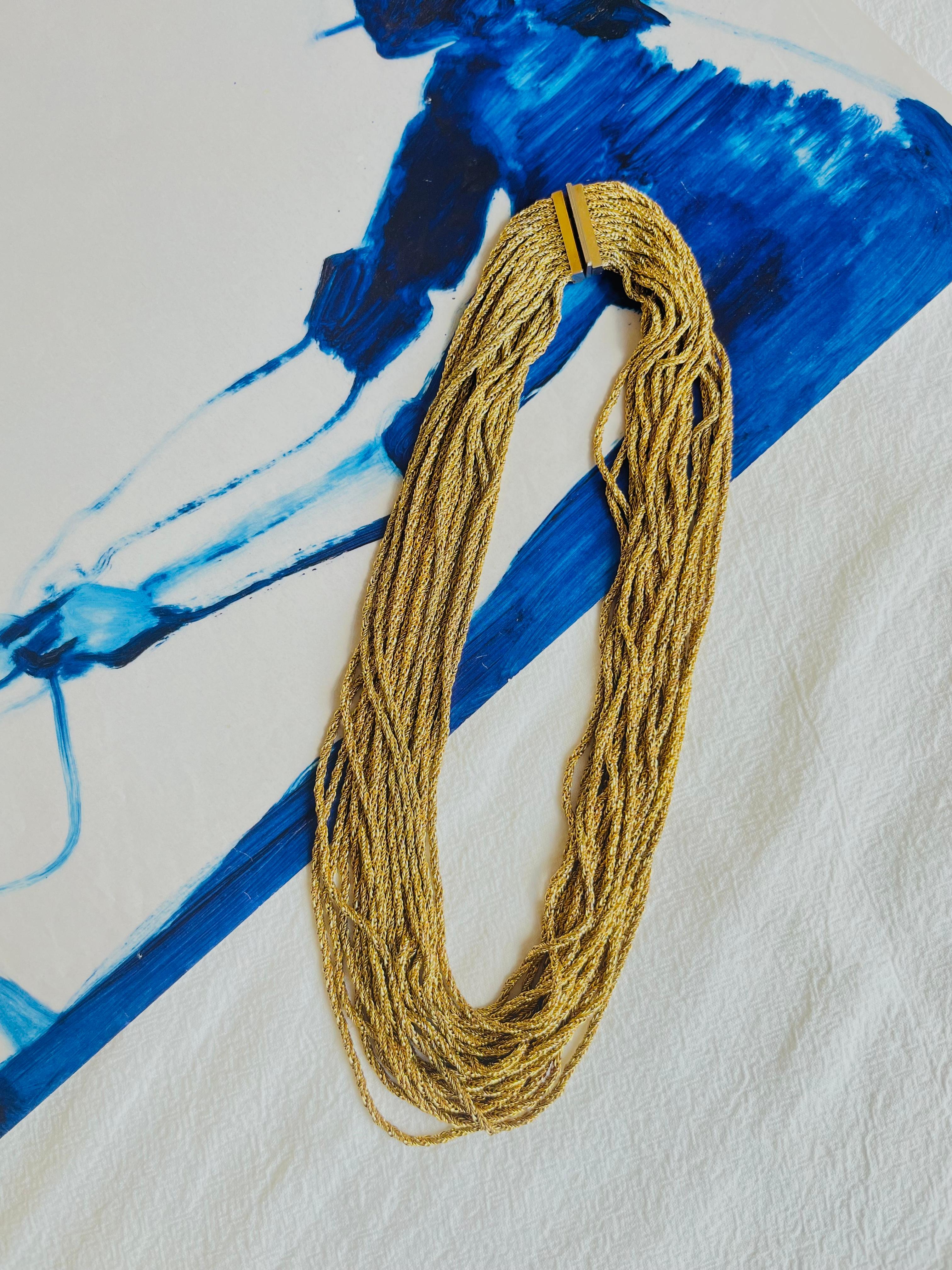 Christian Dior GROSSE 1968 Zwanzig 20 Stränge Schichten Kette klobig Halskette Gold-Ton

Sehr guter Zustand. Einige leichte Kratzer oder Farbverluste, kaum wahrnehmbar. 100% echt.

Eine sehr schöne Halskette von GROSSE, signiert auf der Rückseite.