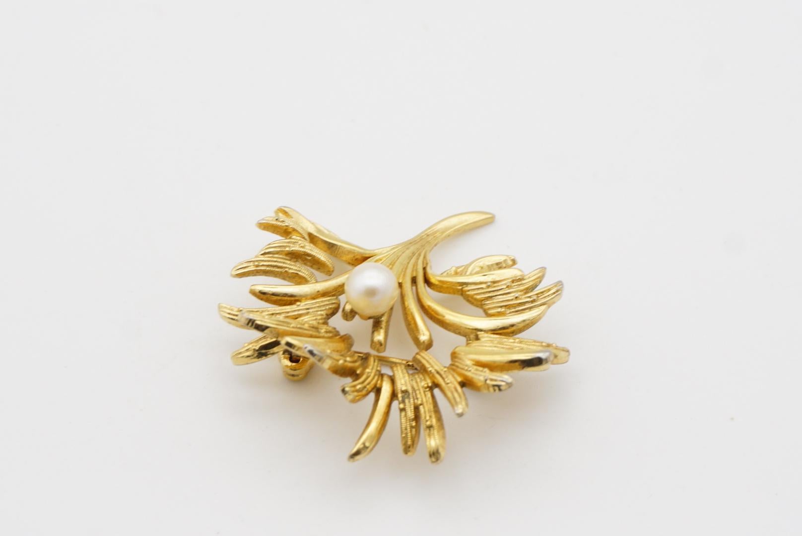 Christian Dior GROSSE Broche fleurie vintage ajourée en or et perles blanches, 1968 en vente 3