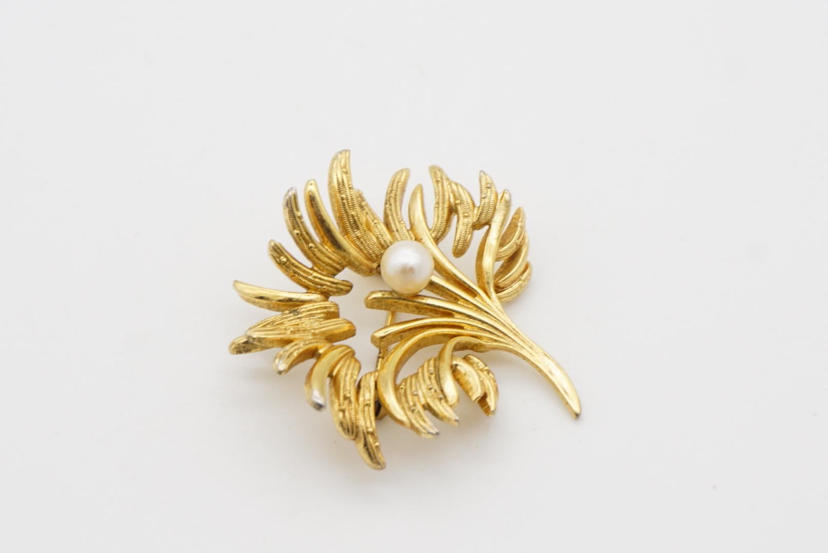 Christian Dior GROSSE 1968 Vintage Floral Leaf Openwork White Pearl Gold Brooch For Sale 3