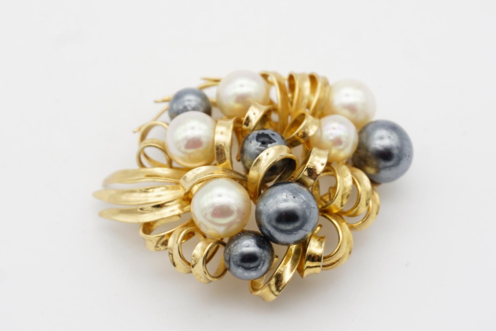 Christian Dior Grande broche vintage ajourée en or avec perles blanches et noires, 1968 en vente 5