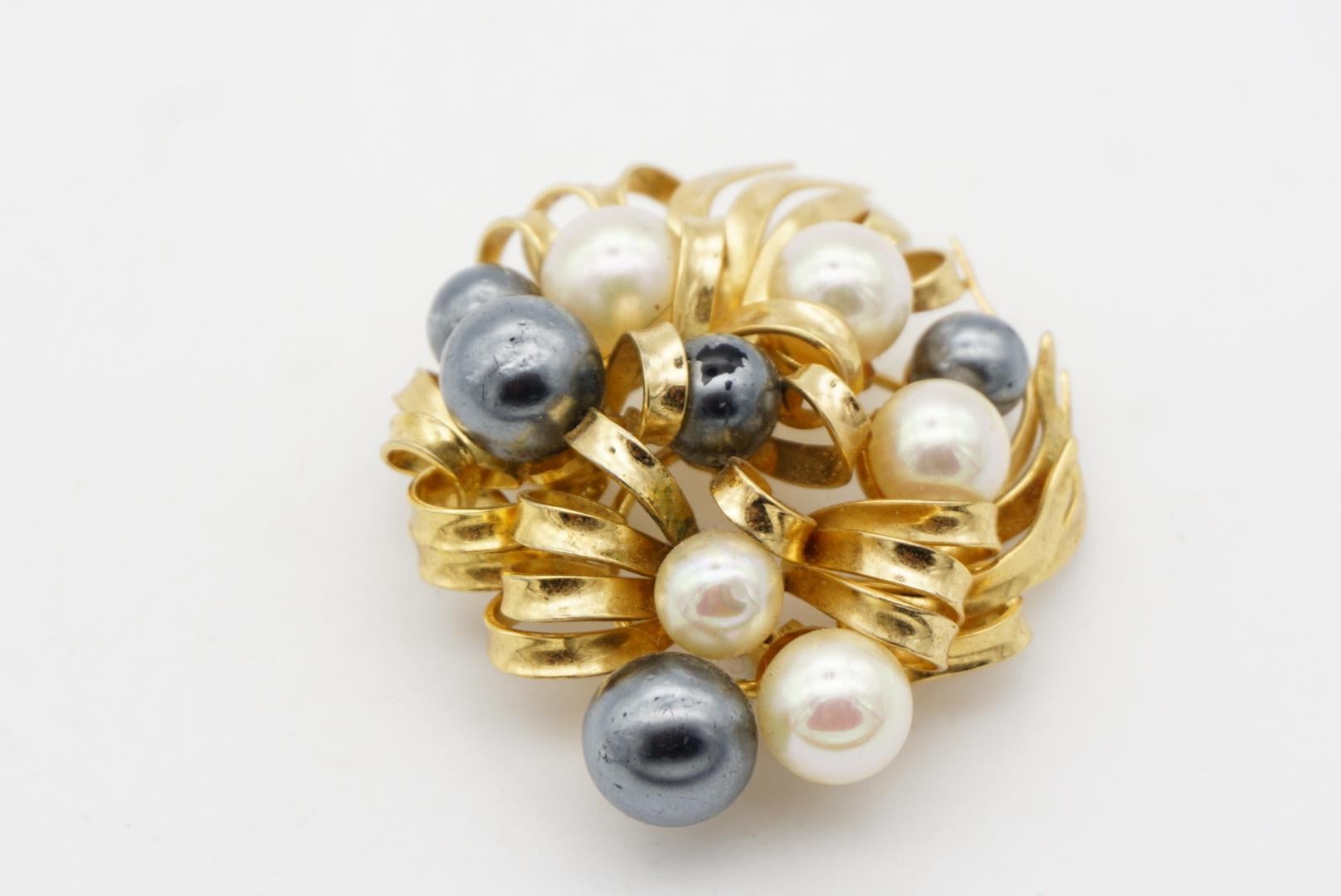 Christian Dior Grande broche vintage ajourée en or avec perles blanches et noires, 1968 en vente 6