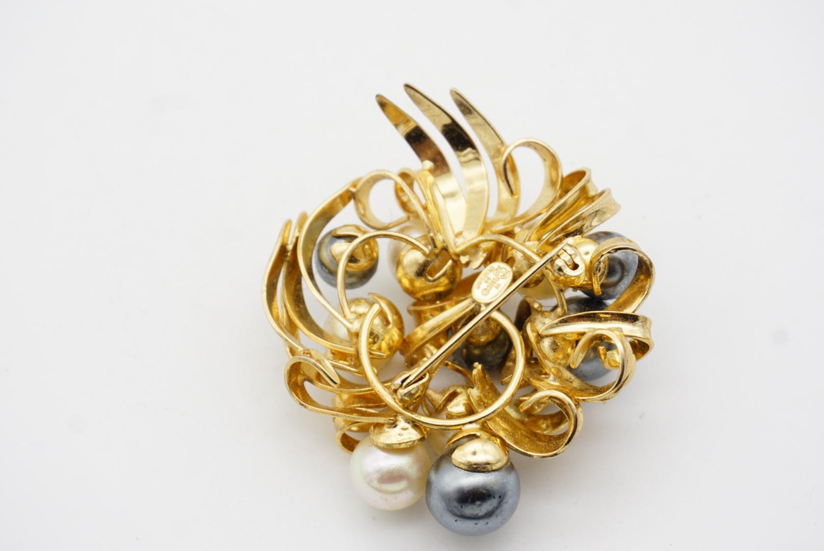 Christian Dior Grande broche vintage ajourée en or avec perles blanches et noires, 1968 en vente 8