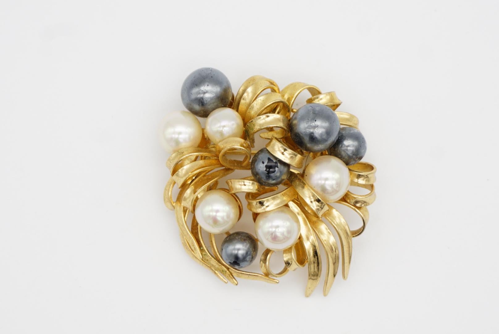 Christian Dior Grande broche vintage ajourée en or avec perles blanches et noires, 1968 en vente 3