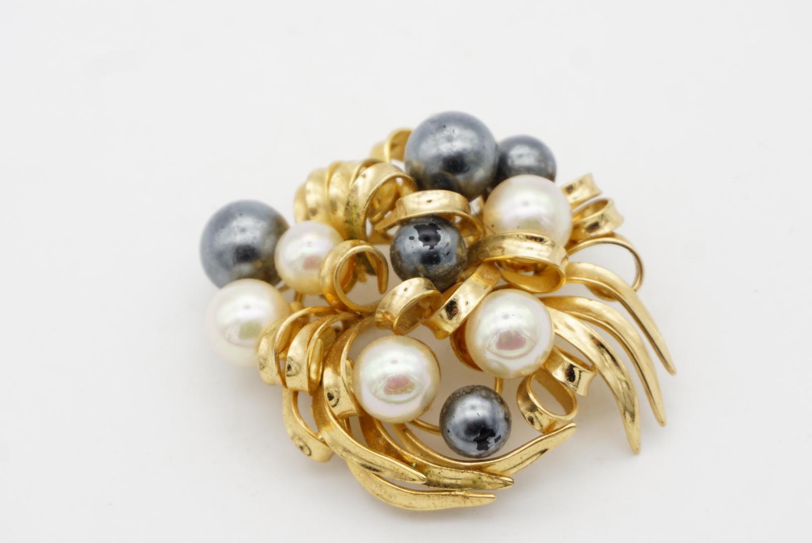 Christian Dior Grande broche vintage ajourée en or avec perles blanches et noires, 1968 en vente 4