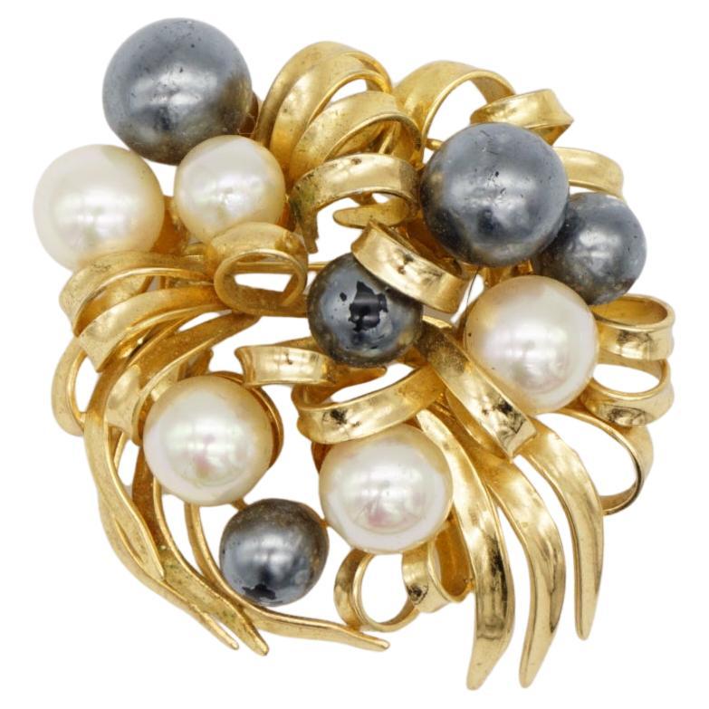 Christian Dior Grande broche vintage ajourée en or avec perles blanches et noires, 1968 en vente