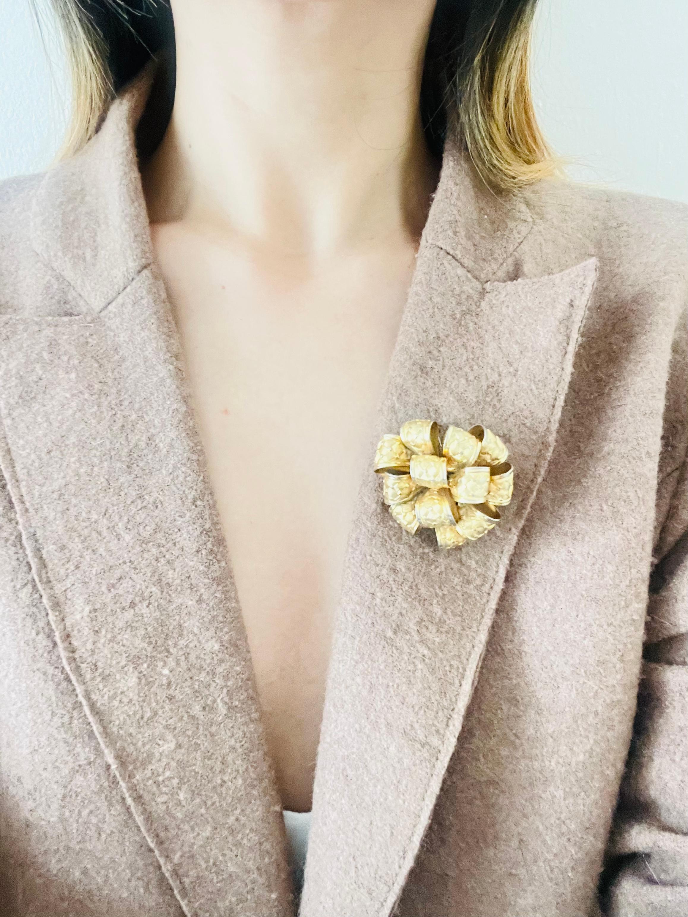 Women's or Men's Christian Dior GROSSE 1968 Vintage Large Ribbon Gift Bloom Flower Gold Brooch  For Sale
