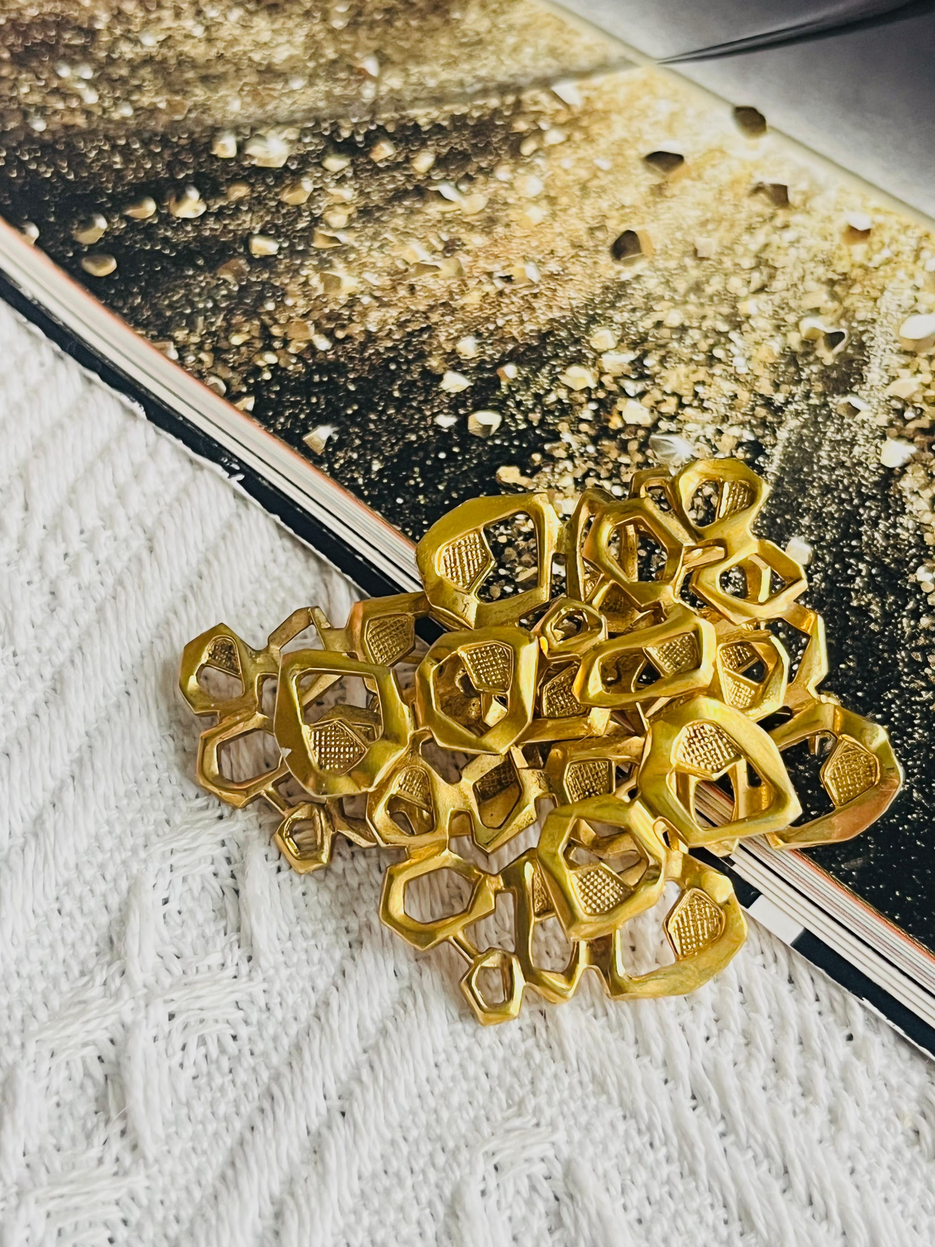 Christian Dior GROSSE 1968 Vintage Unisex Trio di strati di forma irregolare traforata Modernista, Spilla a forma di anello, tonalità oro

Ottime condizioni. Forse leggeri graffi o perdita di colore, appena percettibili. 100% autentico. 

Un pezzo