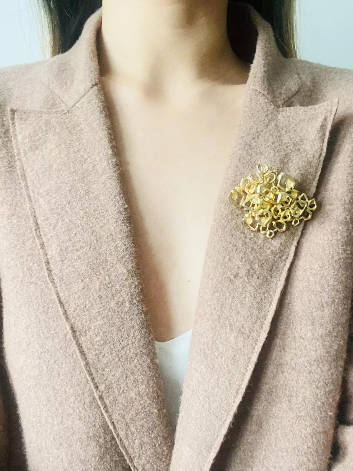 Christian Dior GROSSE 1968 Spilla d'epoca a forma di Trio irregolare traforata in vendita 1