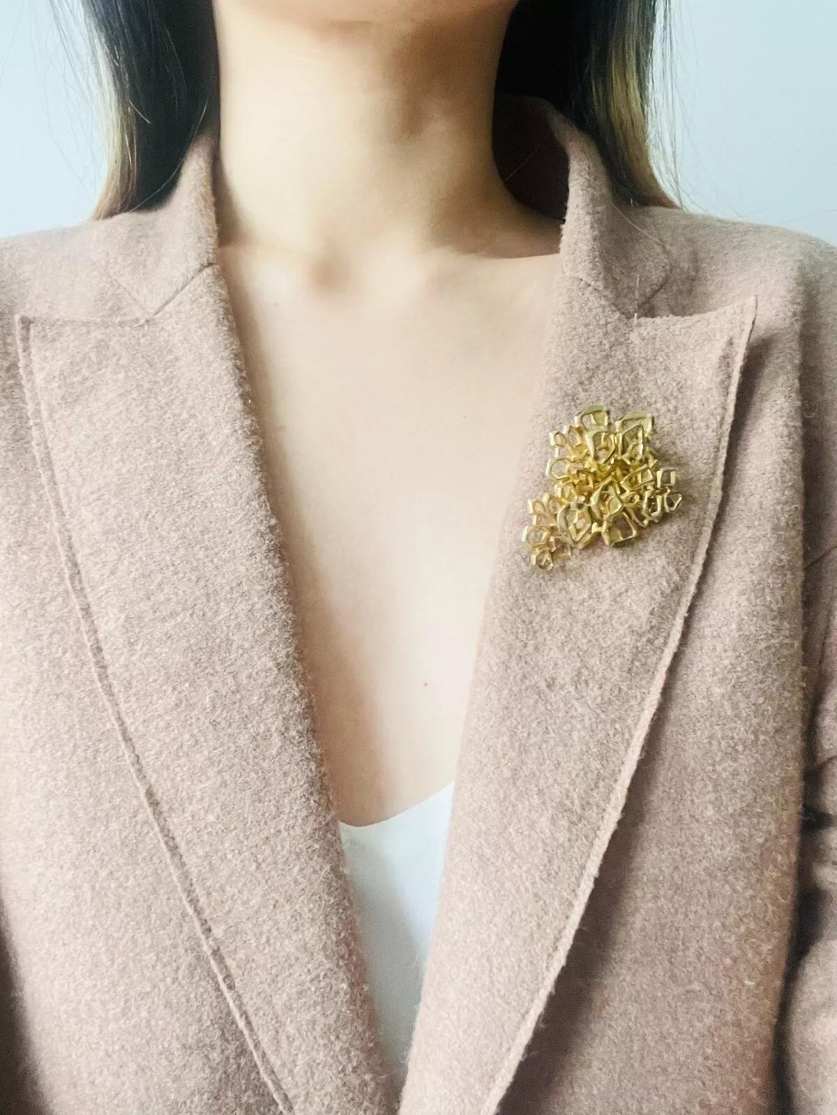 Christian Dior GROSSE 1968 Spilla d'epoca a forma di Trio irregolare traforata in vendita 2