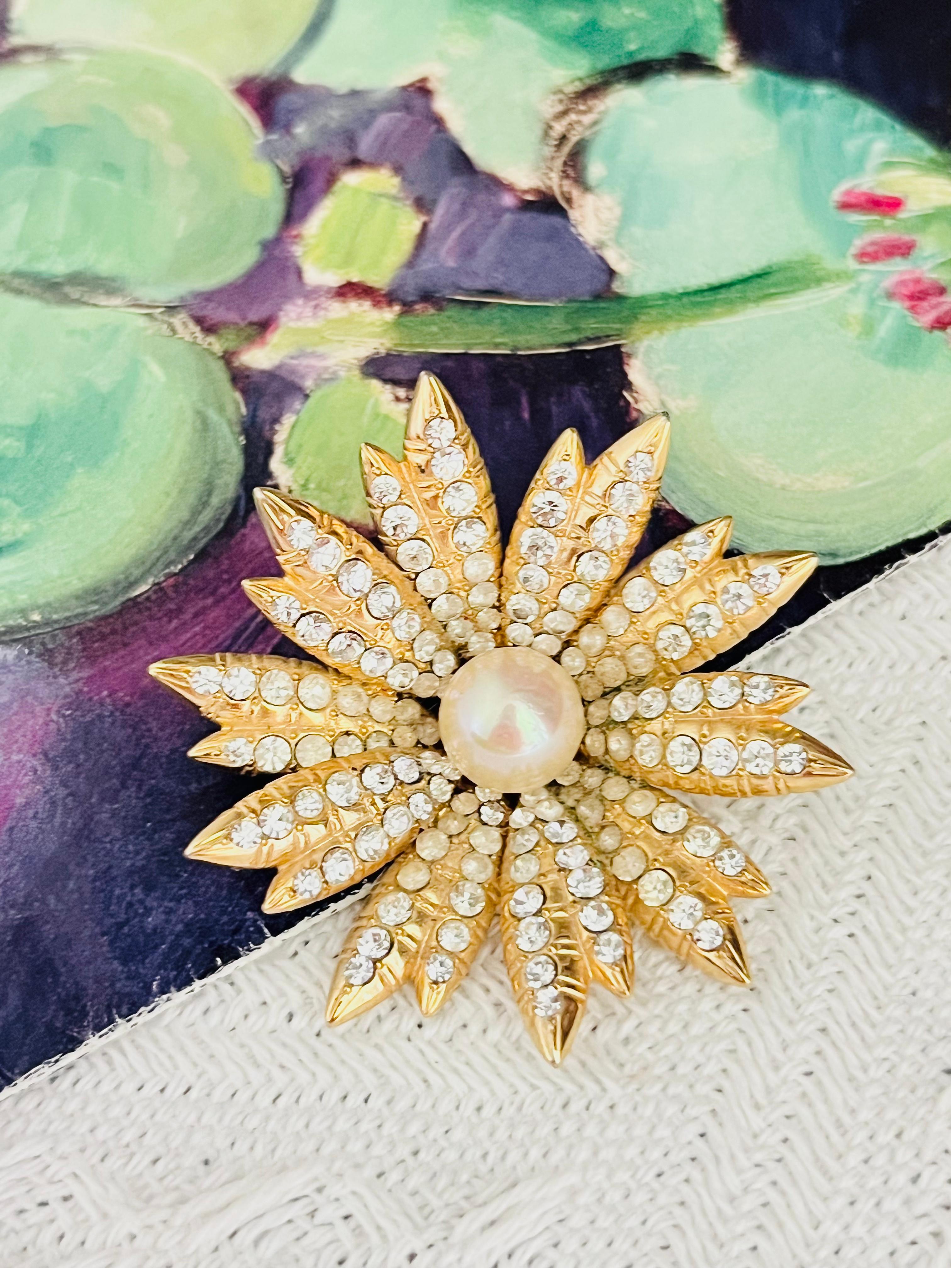 Christian Dior GROSSE 1968 Vintage White Round Pearl Blossom Flower Radiant Sparkling Crystals White Circle Round Pearl Elegant Modernist Brooch, Gold Tone

Sehr guter Zustand. Keine Steine verloren. 100% echt. 

Ein Unikat. Diese stilisierte