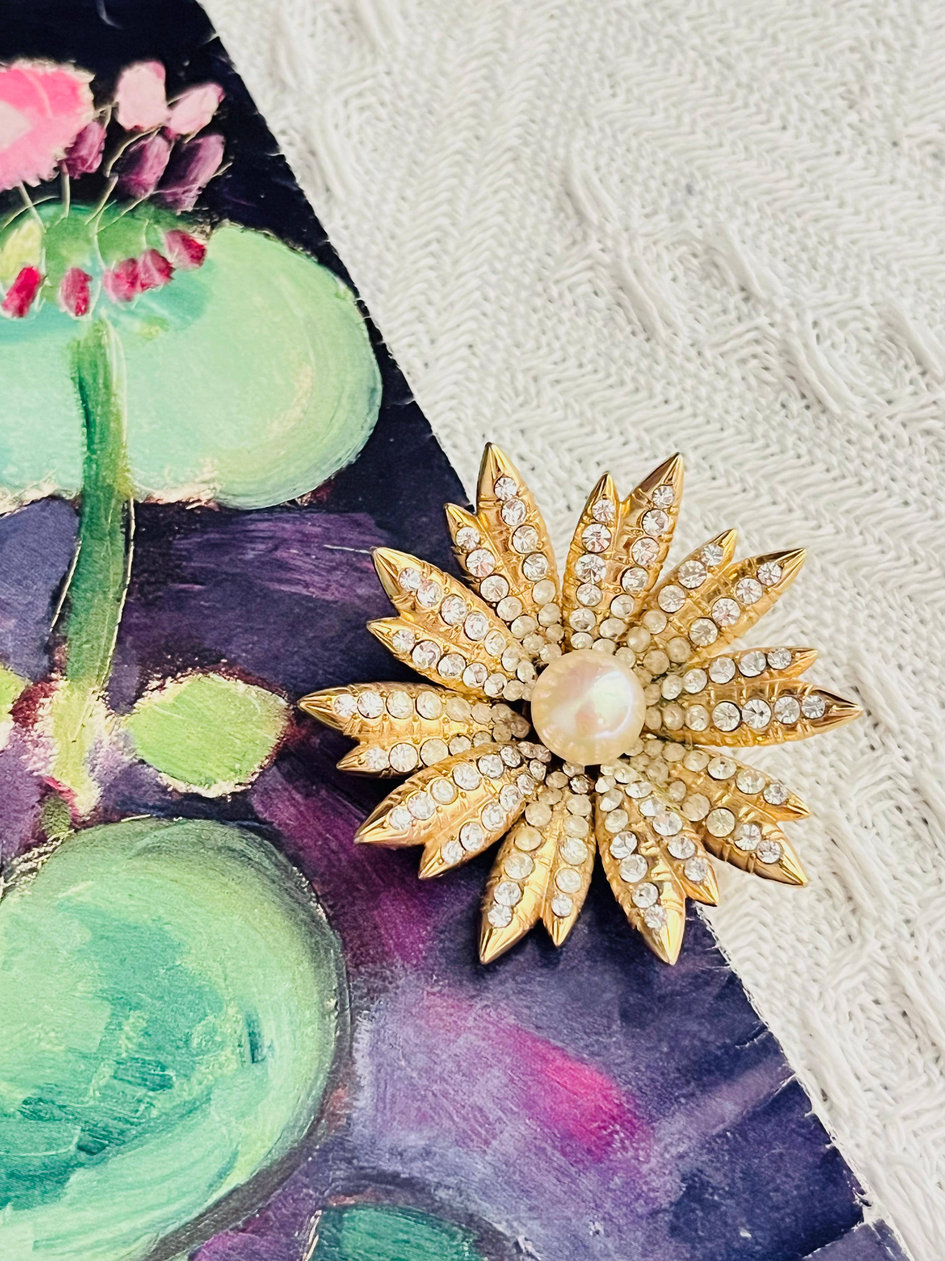 Christian Dior GROSSE 1968 Weiße Perlen Blüte Blume Strahlende Kristalle Brosche (Art déco) im Angebot