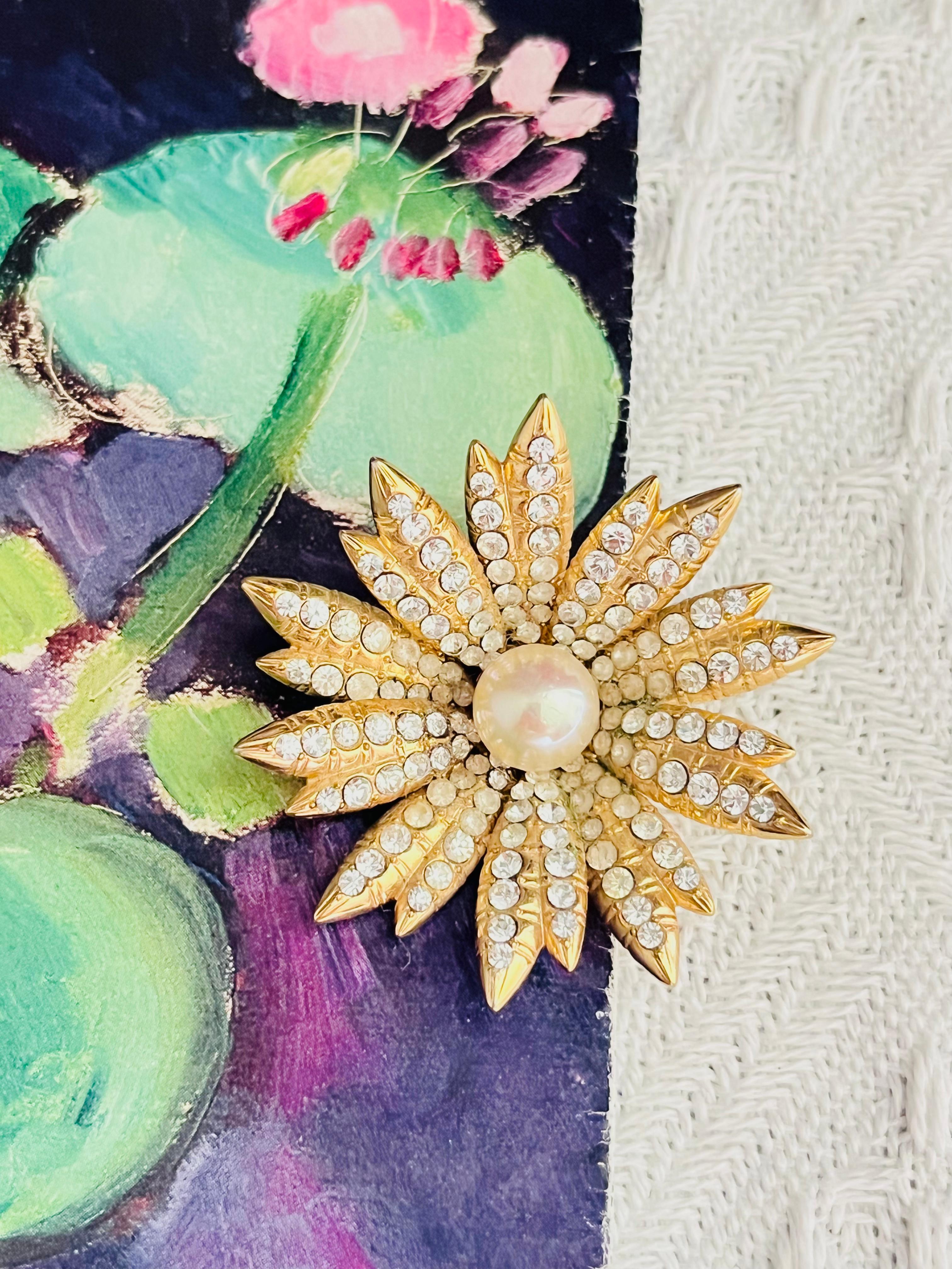Christian Dior GROSSE 1968 Weiße Perlen Blüte Blume Strahlende Kristalle Brosche im Zustand „Gut“ im Angebot in Wokingham, England