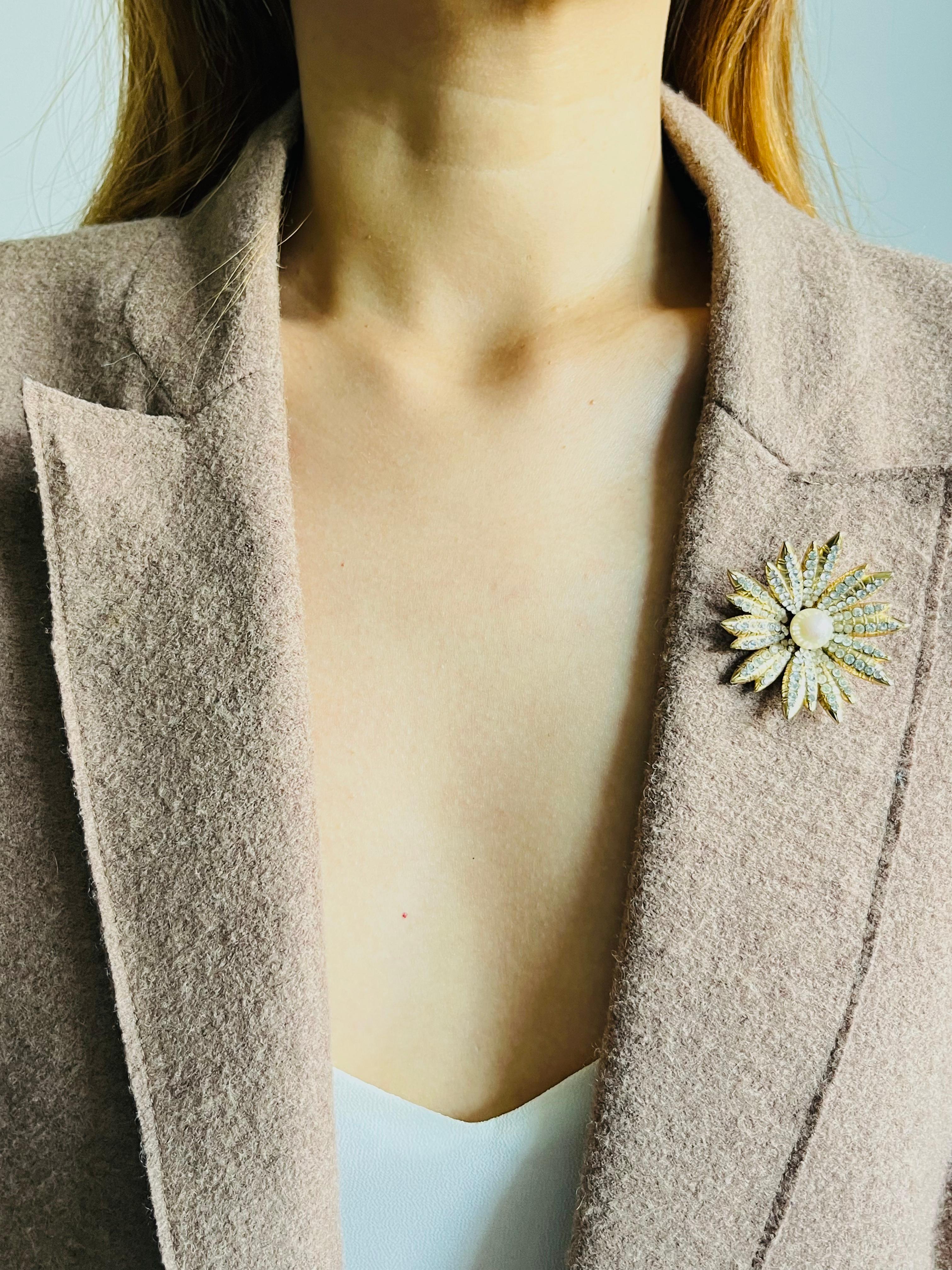 Christian Dior GROSSE 1968 Weiße Perlen Blüte Blume Strahlende Kristalle Brosche für Damen oder Herren im Angebot