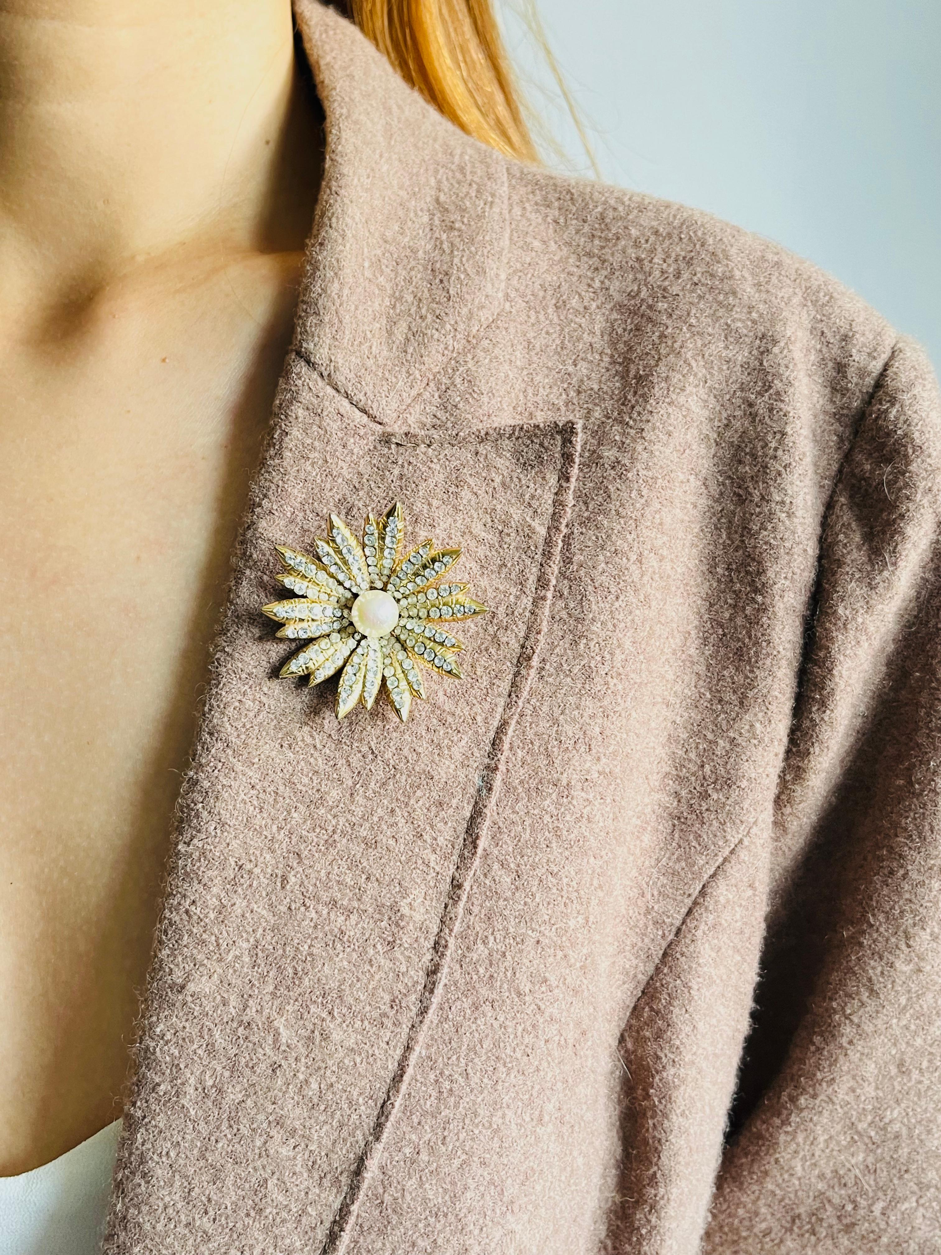 Christian Dior GROSSE 1968 Weiße Perlen Blüte Blume Strahlende Kristalle Brosche im Angebot 1