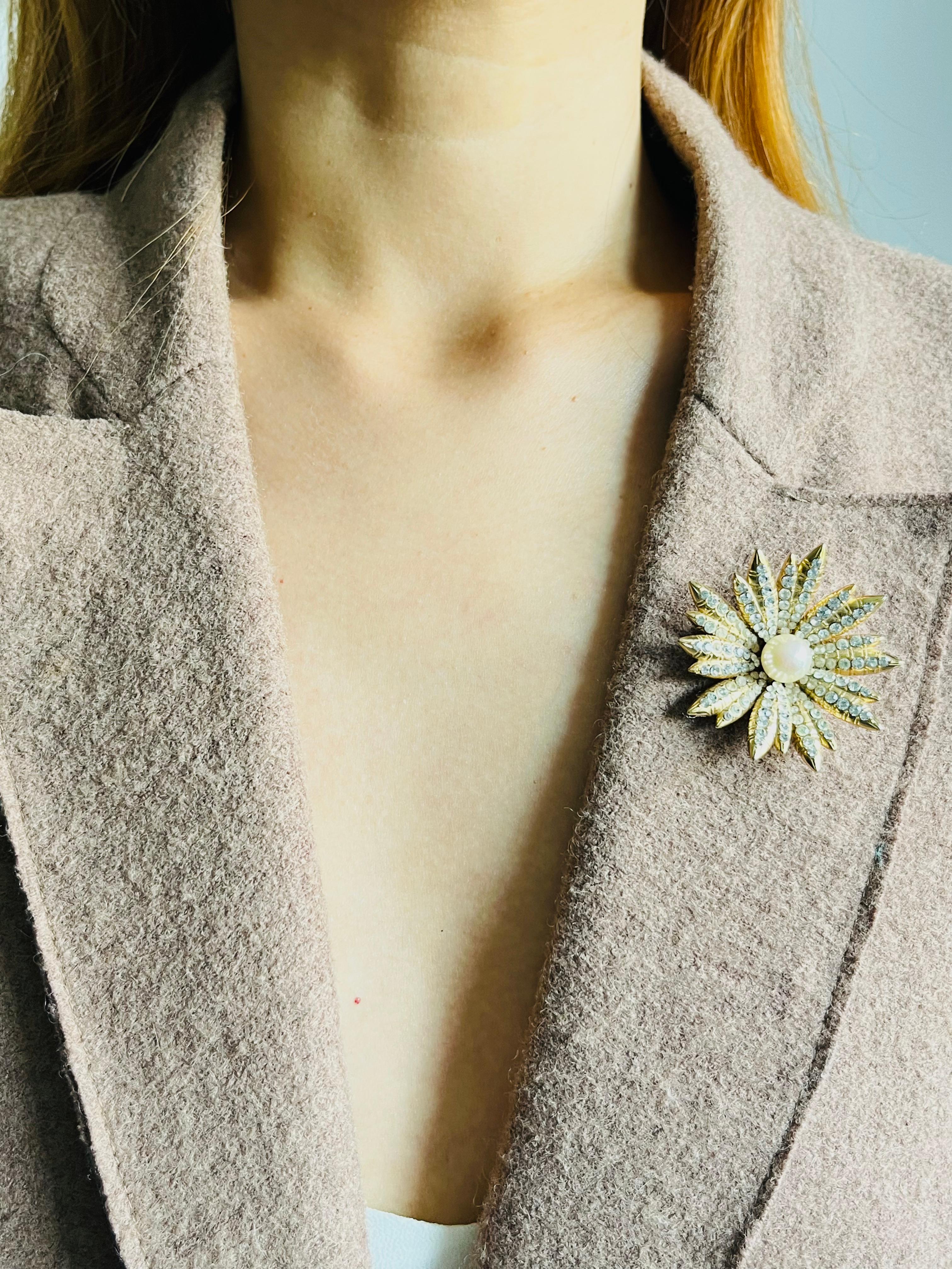 Christian Dior GROSSE 1968 Weiße Perlen Blüte Blume Strahlende Kristalle Brosche im Angebot 2