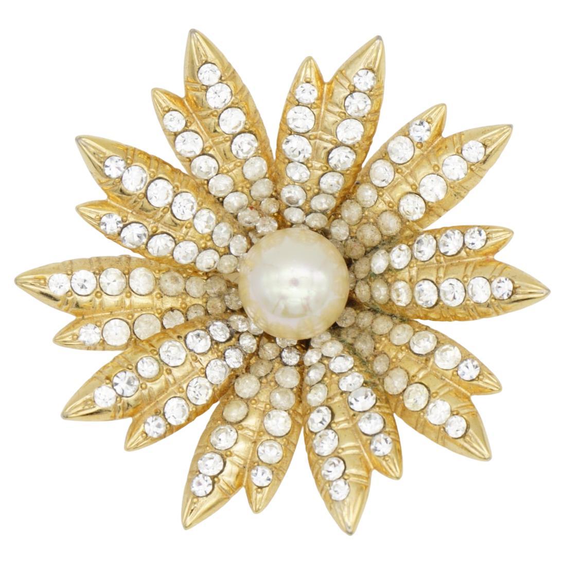 Christian Dior GROSSE 1968 Weiße Perlen Blüte Blume Strahlende Kristalle Brosche im Angebot