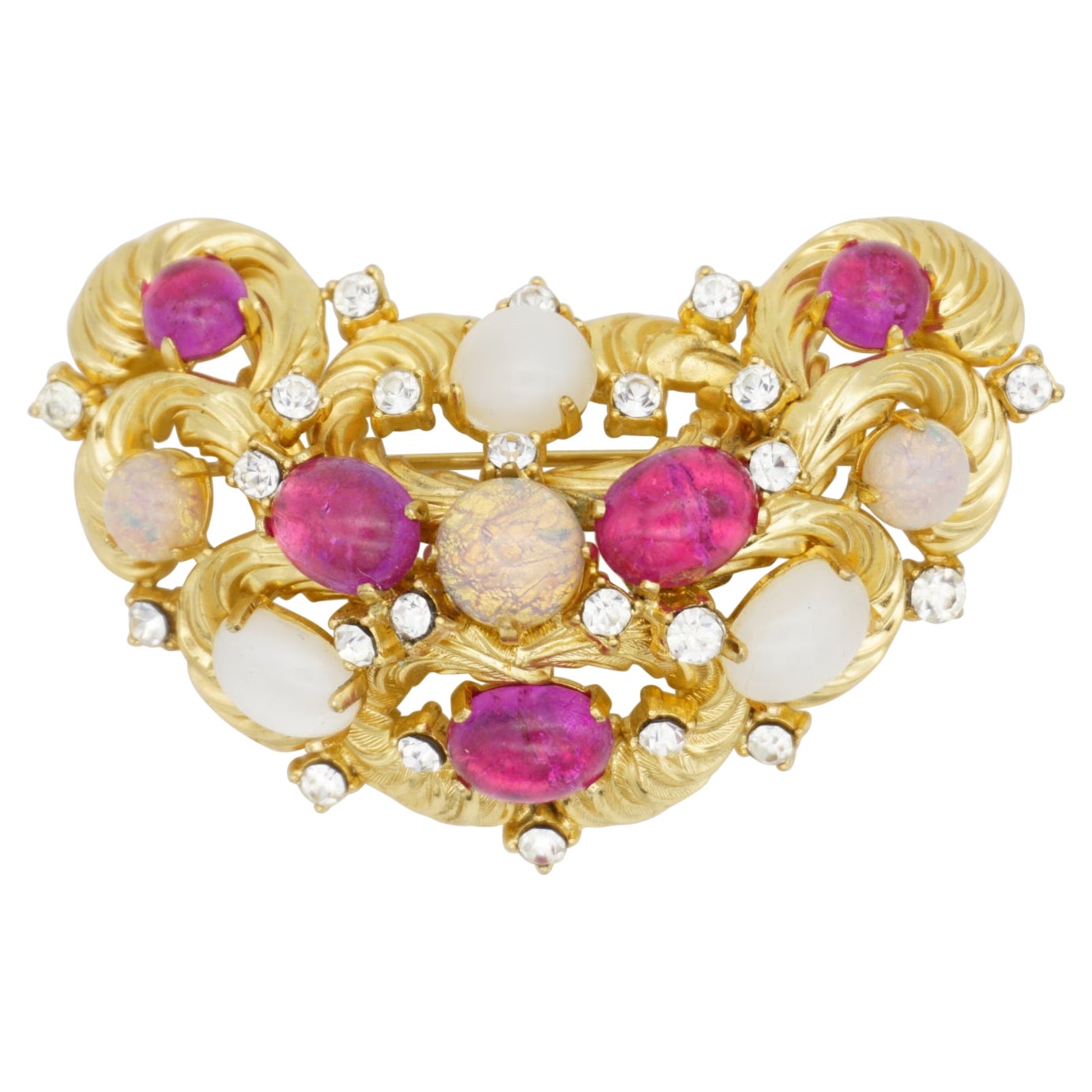 Christian Dior GROSSE 1969 Spilla in oro traforata con cuore in pietra di luna fucsia