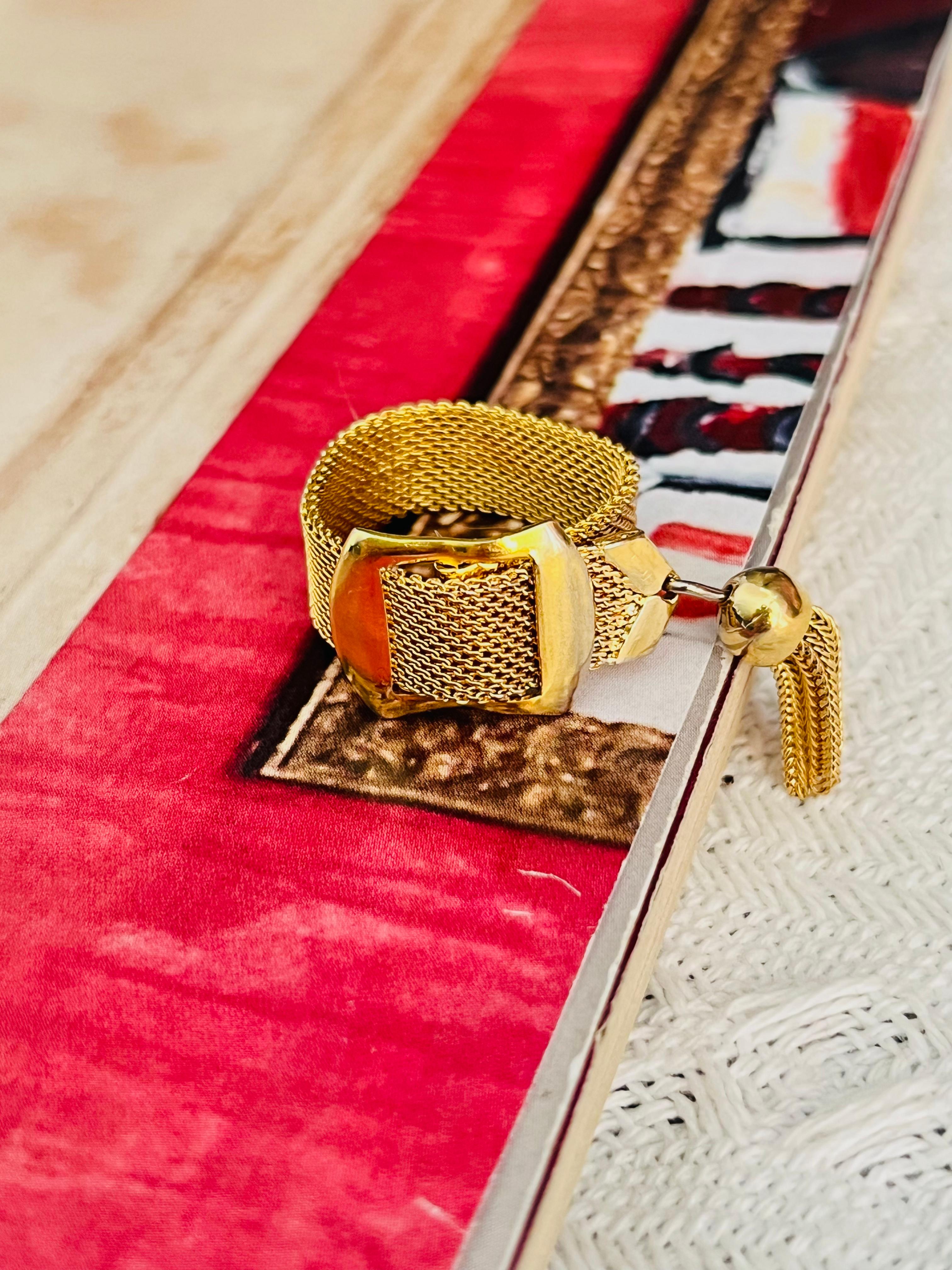 Christian Dior GROSSE 1970 Vintage Unisex Cintura regolabile a rete intrecciata con nappe Anello Eleg Modernista, Tinta Oro 

Ottime condizioni. Leggeri graffi e perdita di colore, appena percettibili. 100% autentico.

Molto raro da trovare. Firmato