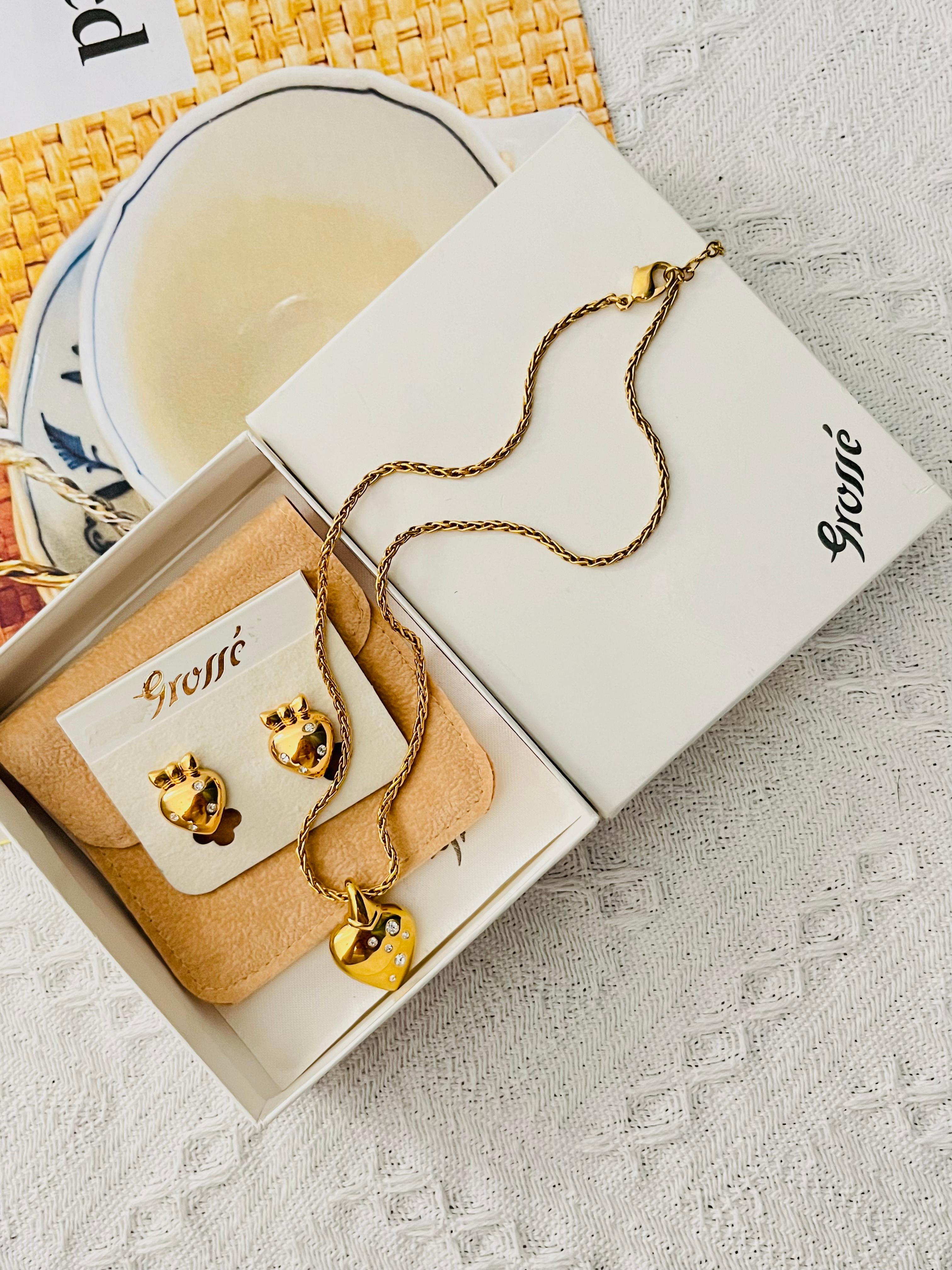 Christian Dior GROSSE 1970s Glow Crystals Heart Love Knot Pendant Bow Eleg Eleg Modernist Necklace Earrings 2 Gift jewellery Set, Gold Plated 

Condizioni eccellenti. Solo una piccola macchia su un orecchino posteriore, appena percettibile. 100%