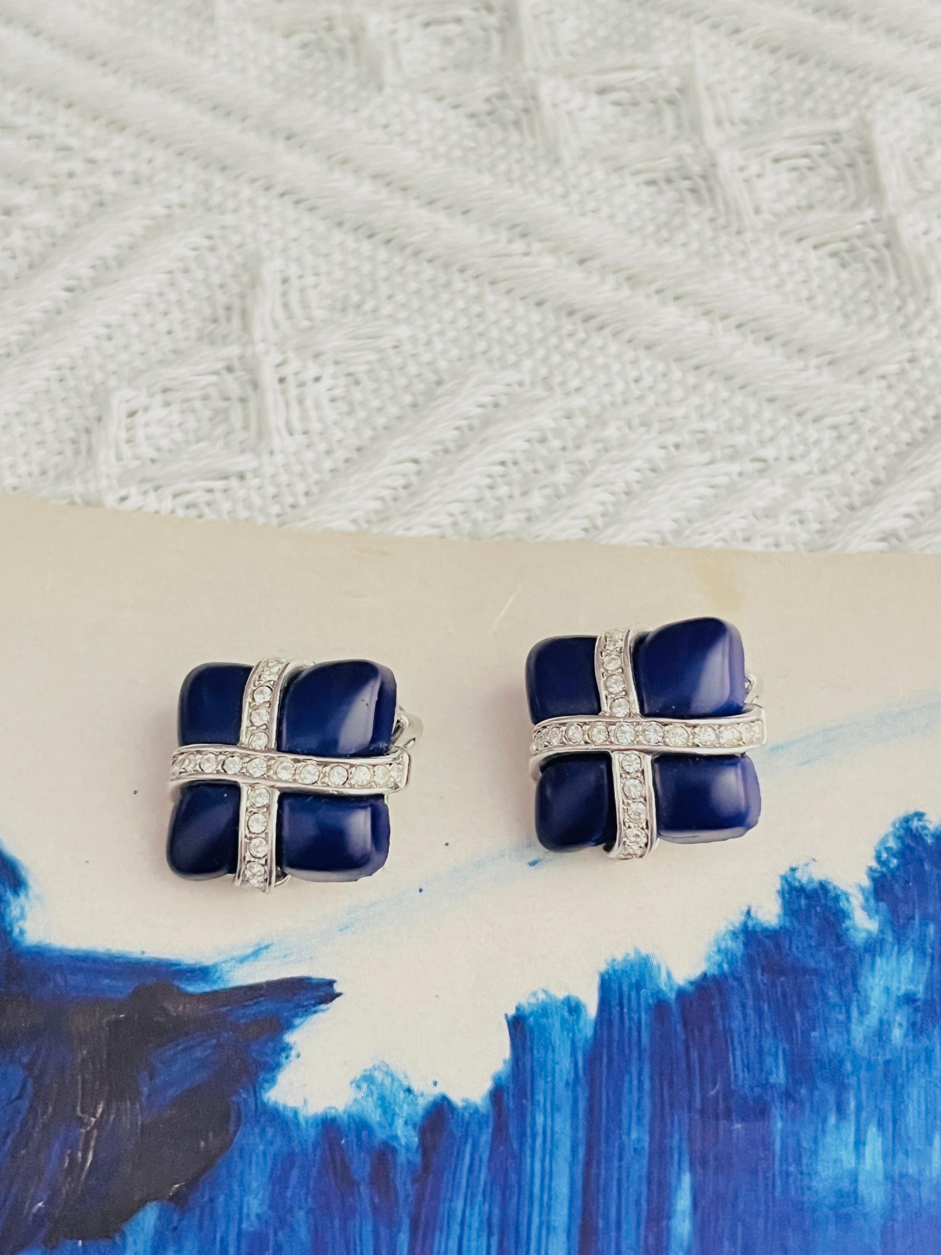 Christian Dior GROSSE 1970 Lapis Navy Würfel Quadratische Kreuzkristalle Clip-Ohrringe für Damen oder Herren im Angebot