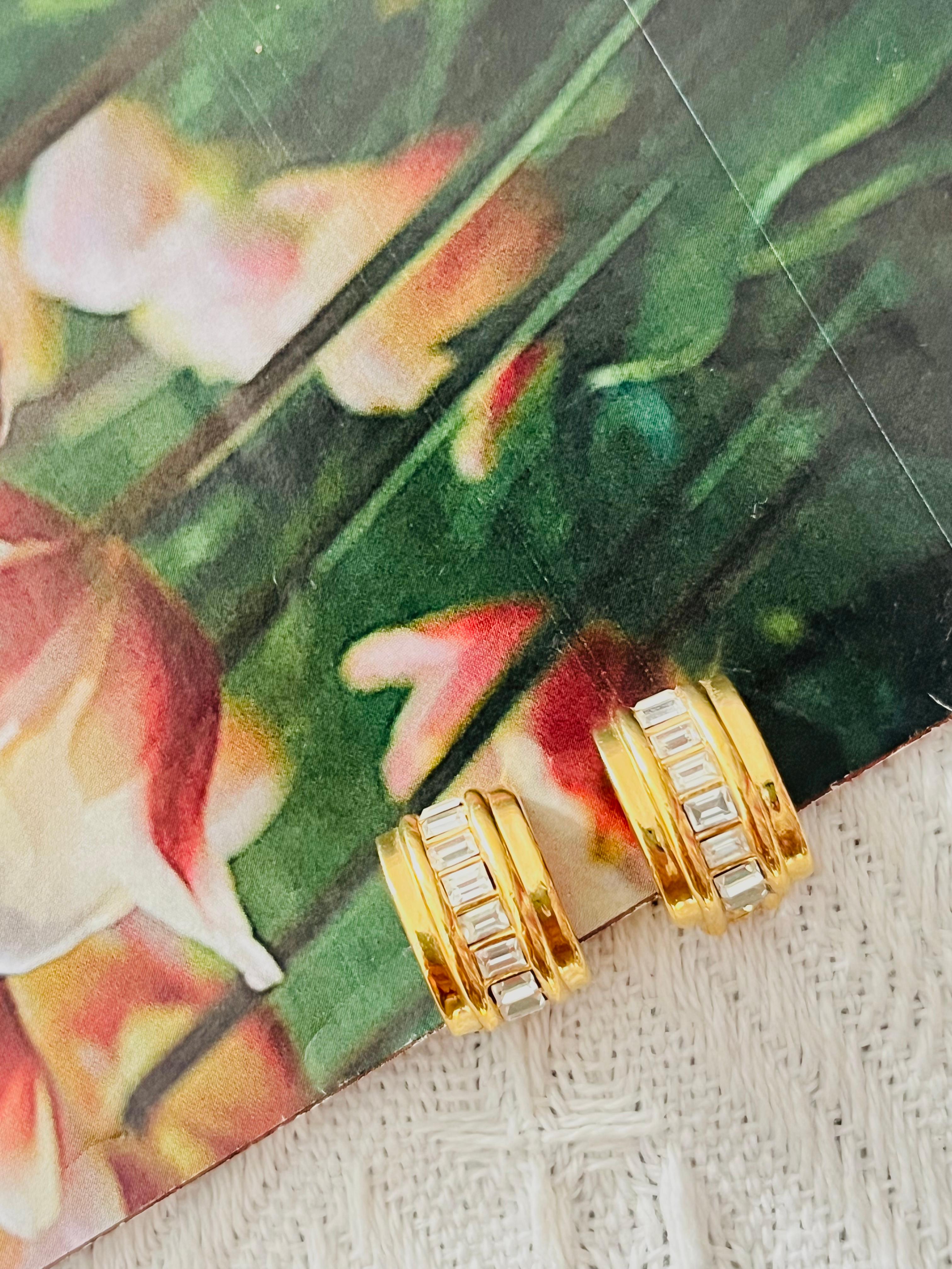 Christian Dior GROSSE Vintage 1970s Rectangle Sparkling Crystals Half Hoop Semi Dome Modernist Clip Earrings, Gold Tone

Very excellent condition. Vintage and rare to find. 100% Genuine.

A very beautiful pair of clip on earrings, signed at the