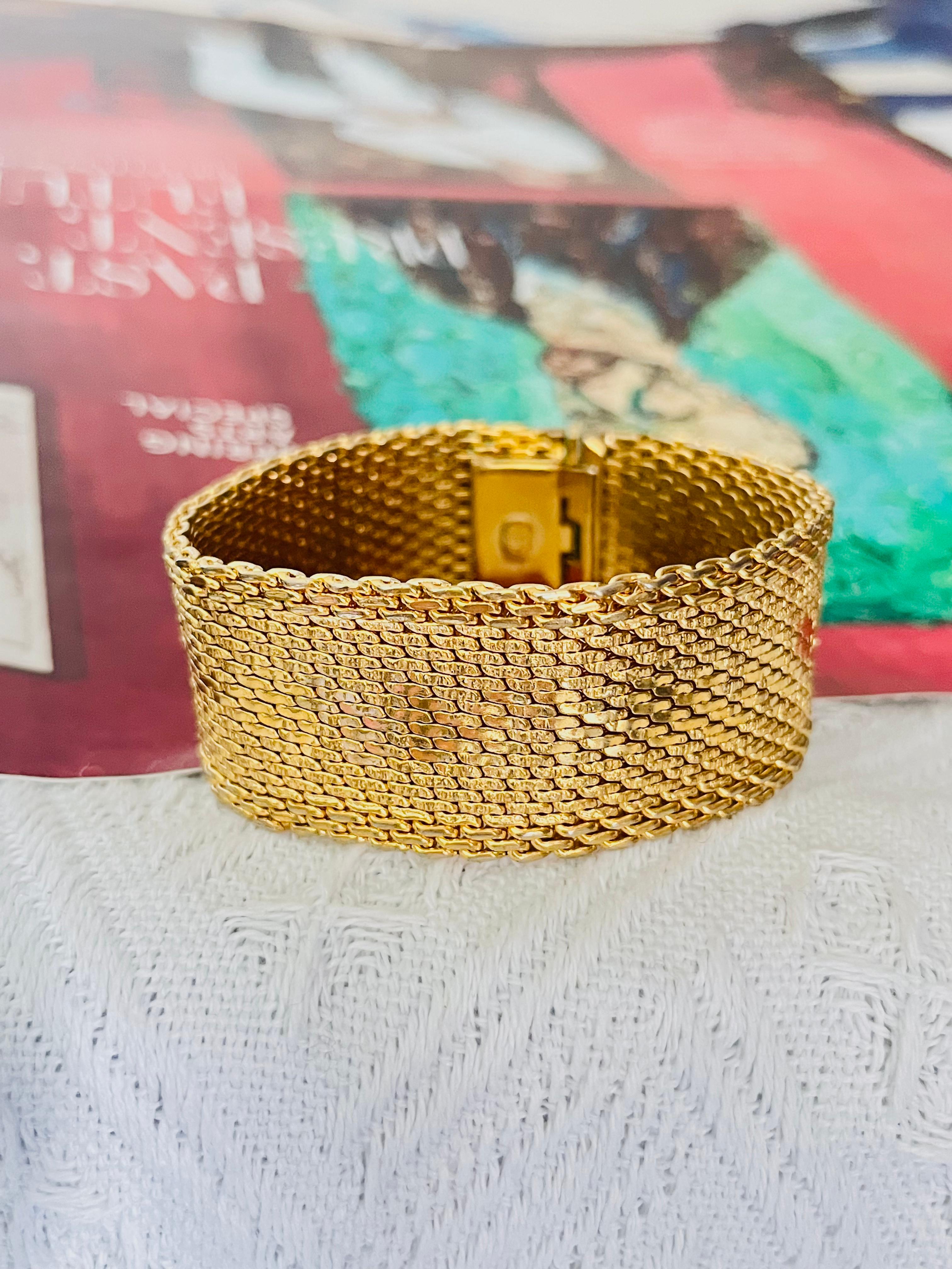 Christian Dior GROSSE 1970 Vintage Bracelet unisexe à maillons striés, épais et large maille tissée, ton or

Très bon état. Légères éraflures ou pertes de couleur, à peine perceptibles. Peu de parallélisme puisque le bracelet a été réalisé il y a