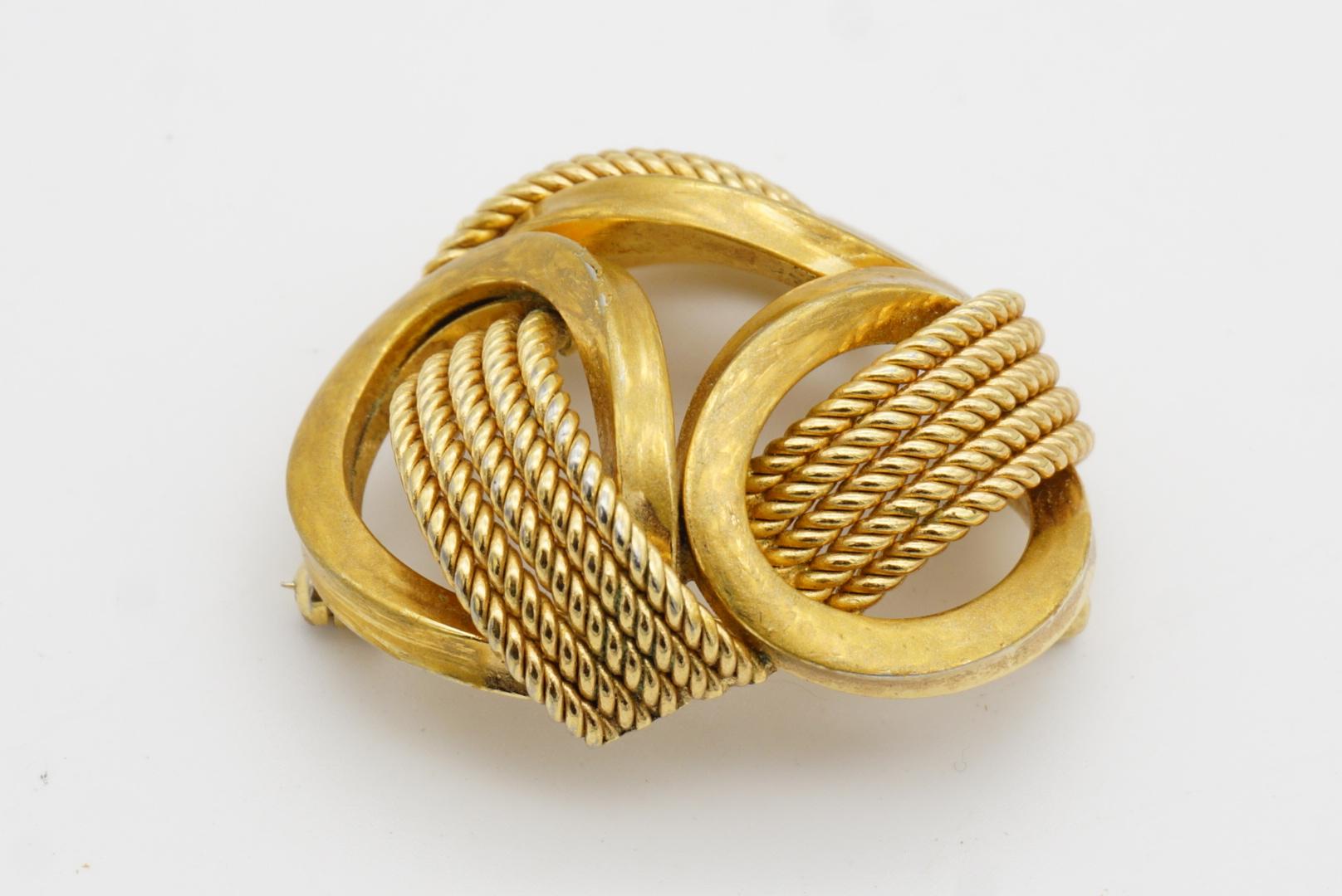 Christian Dior GROSSE 1970 Trio de triangles ajourés en maille ovale interlockée Broche en vente 5