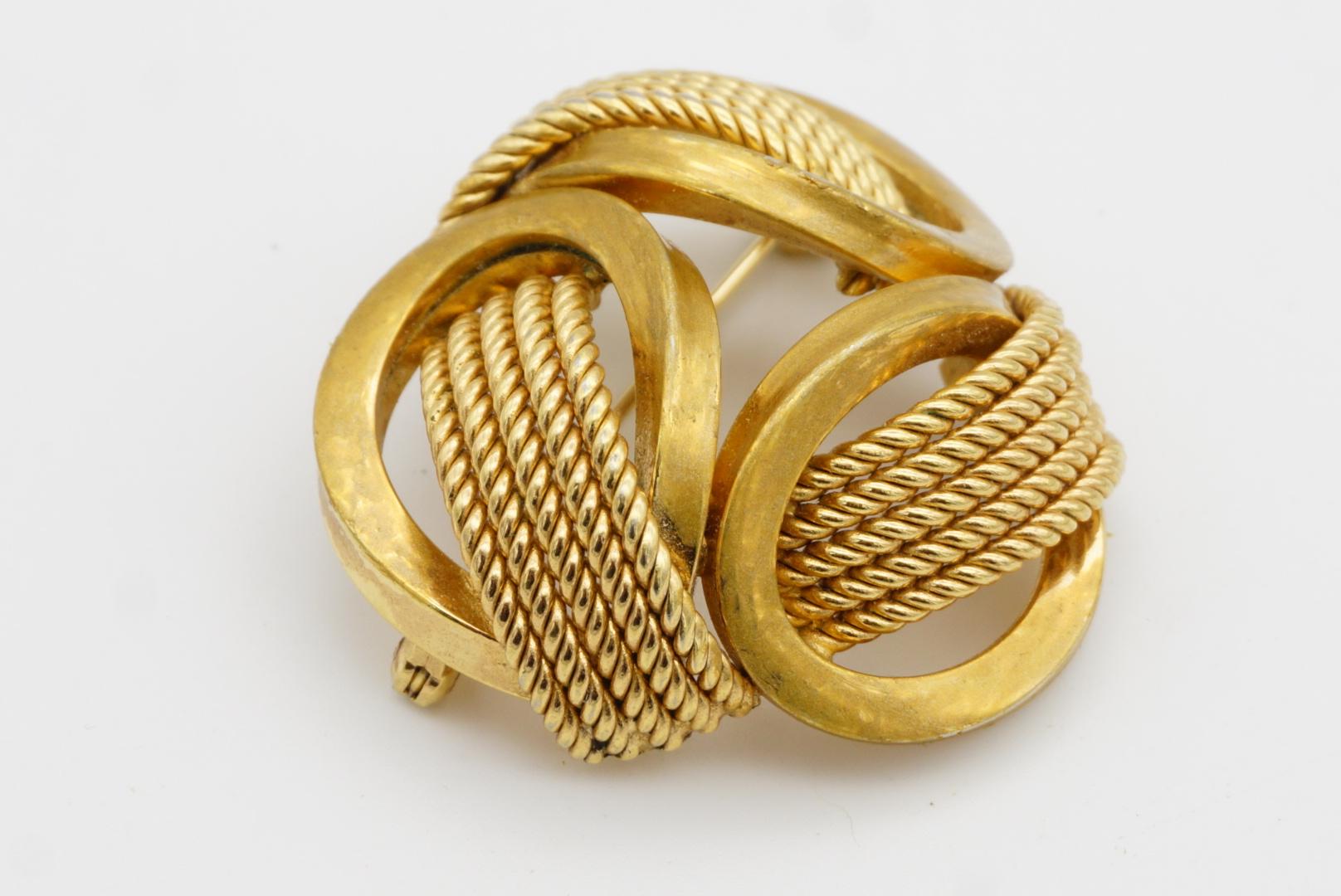 Christian Dior GROSSE 1970 Trio de triangles ajourés en maille ovale interlockée Broche en vente 6