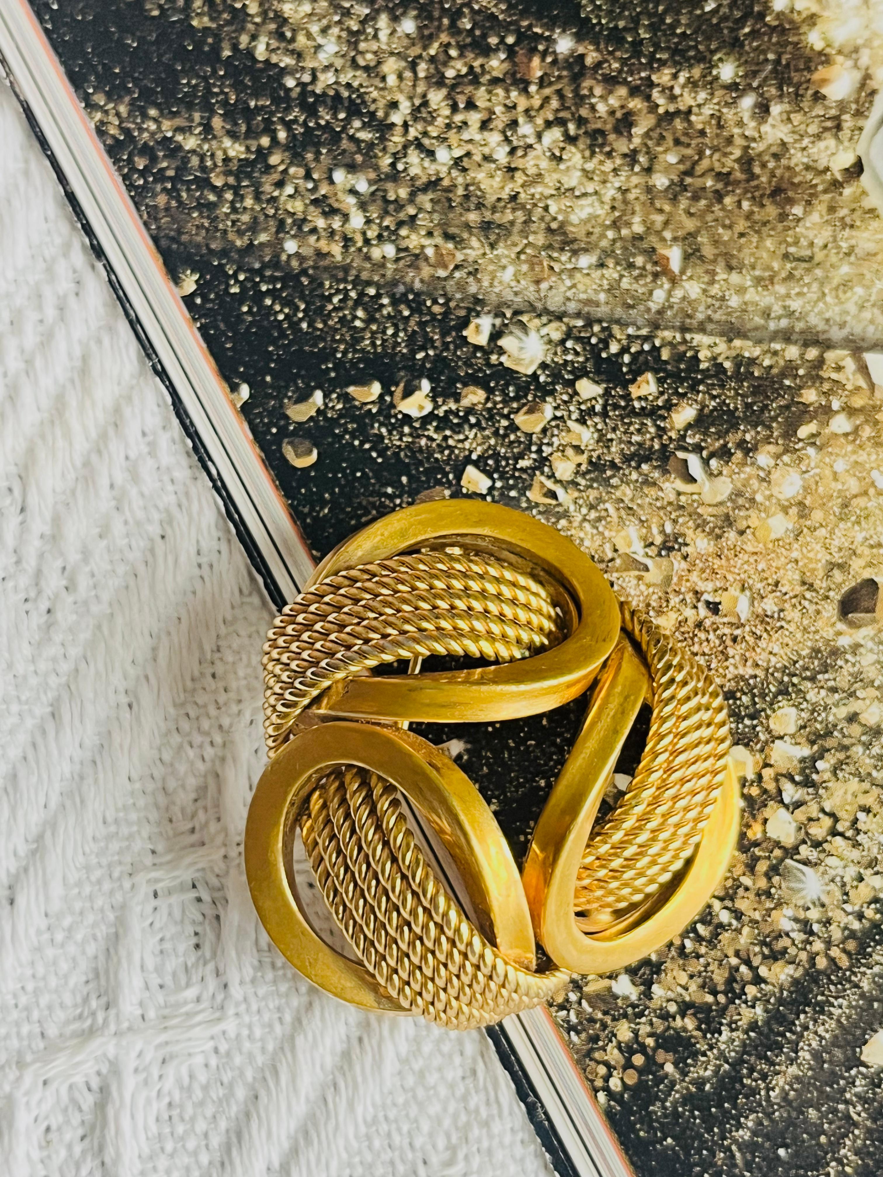 Christian Dior GROSSE 1970 Trio de triangles ajourés en maille ovale interlockée Broche Bon état - En vente à Wokingham, England