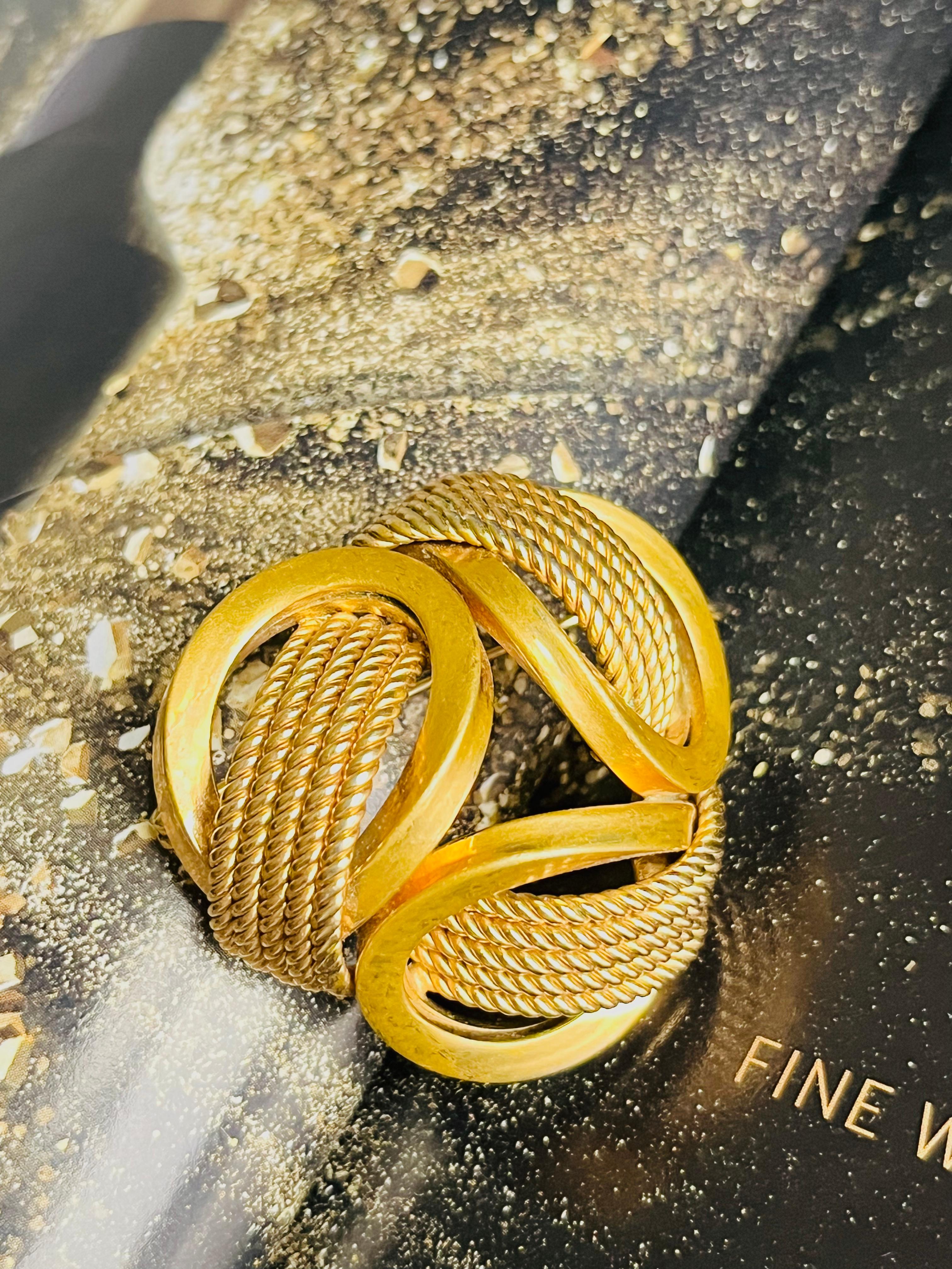 Christian Dior GROSSE 1970 Trio de triangles ajourés en maille ovale interlockée Broche Unisexe en vente