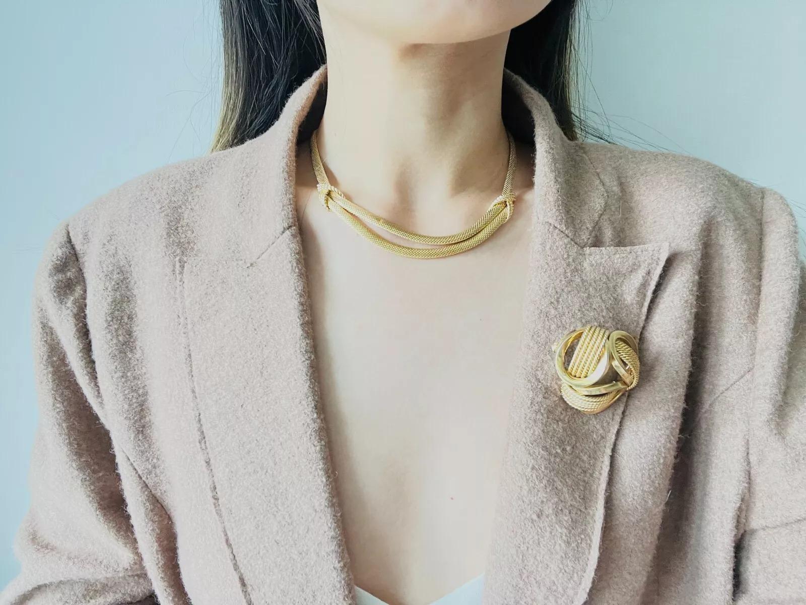 Christian Dior GROSSE 1970 Trio de triangles ajourés en maille ovale interlockée Broche en vente 1