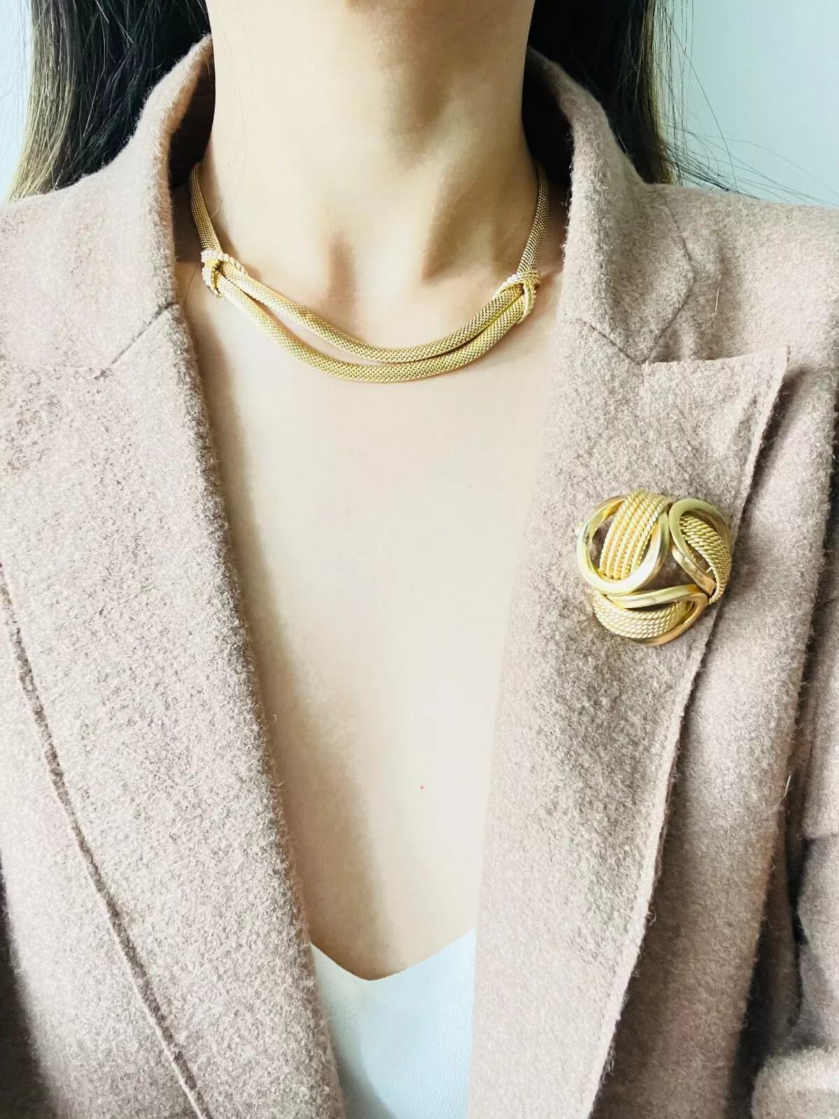 Christian Dior GROSSE 1970 Trio de triangles ajourés en maille ovale interlockée Broche en vente 2