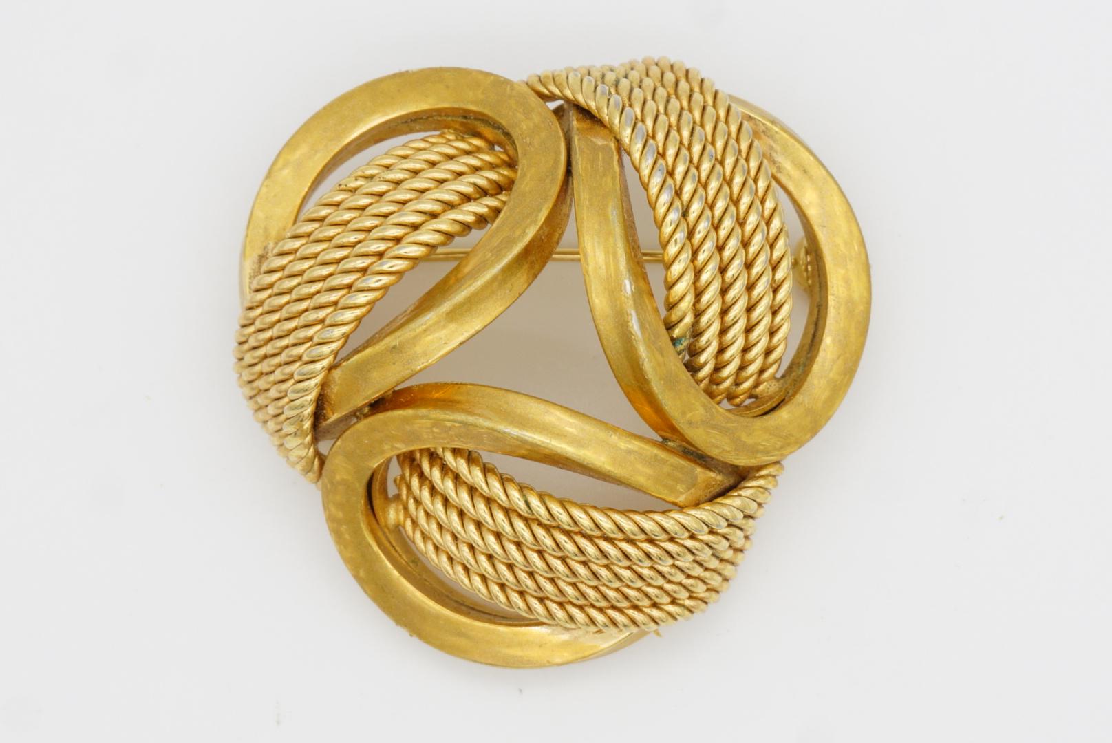 Christian Dior GROSSE 1970 Trio de triangles ajourés en maille ovale interlockée Broche en vente 3